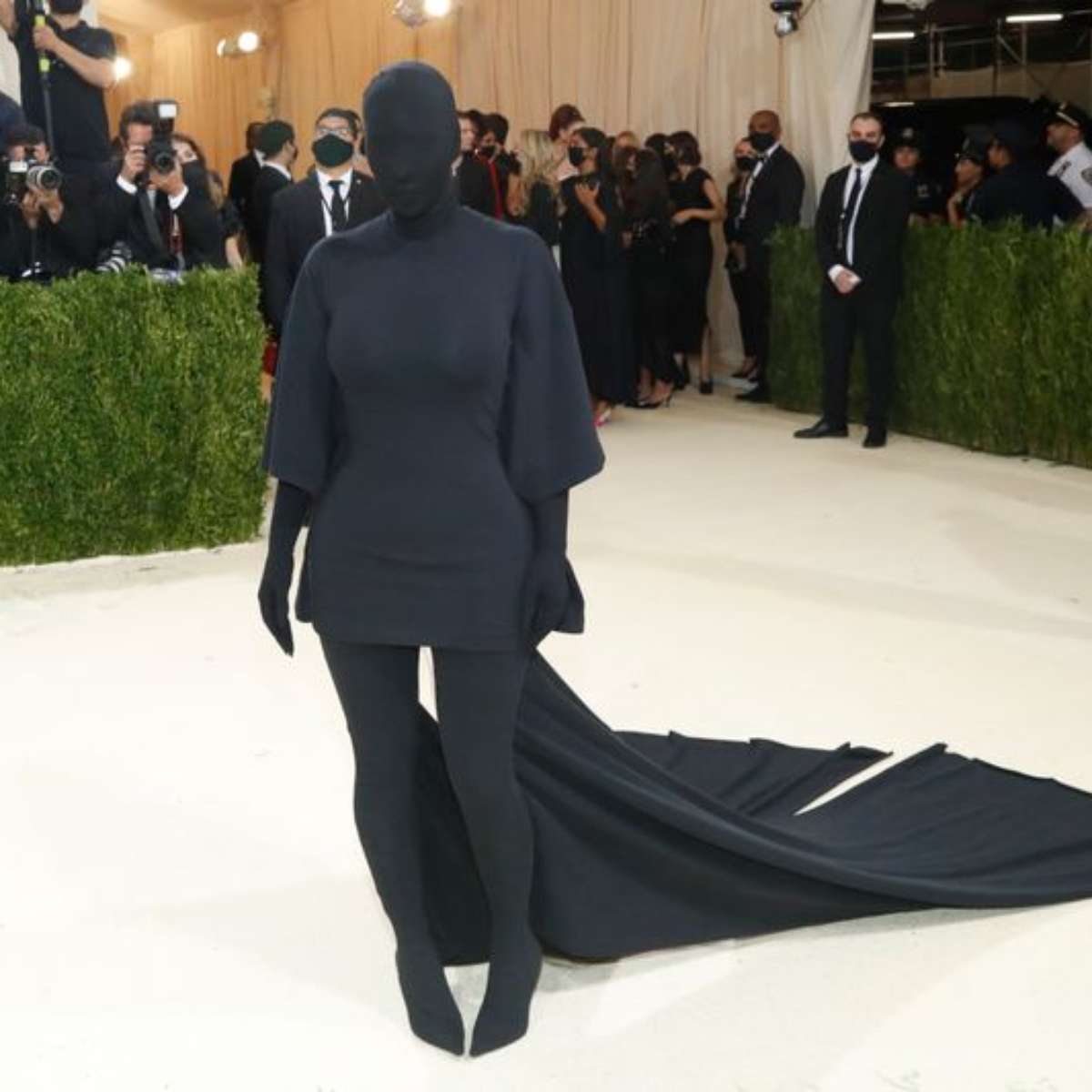 Kim kardashian vestido preto sales