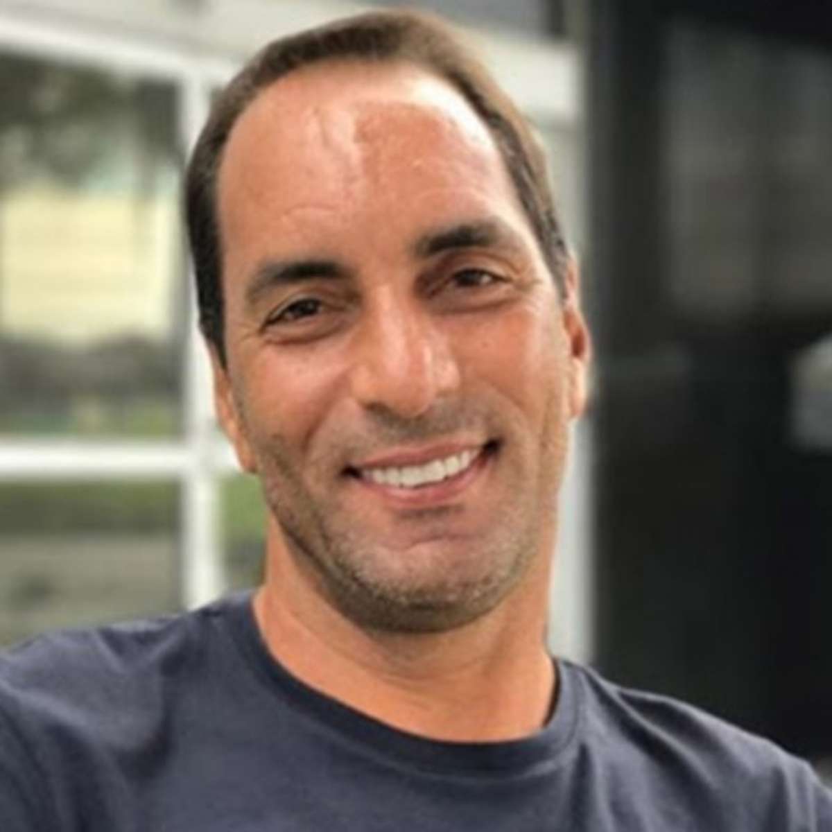 O que faz Edmundo hoje?