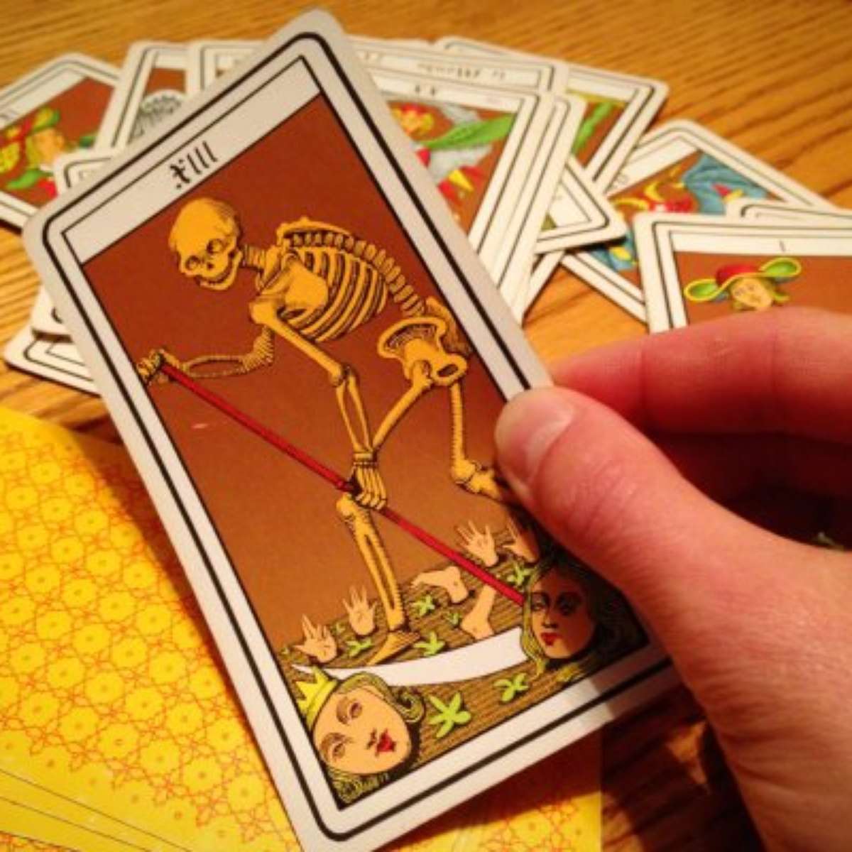 Quem tem medo das cartas do tarot? Veja mitos e verdades