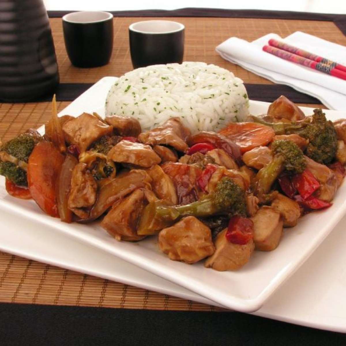 Frango xadrez com arroz integral e cenoura – Bellami Gourmet – Alimentação  saudável