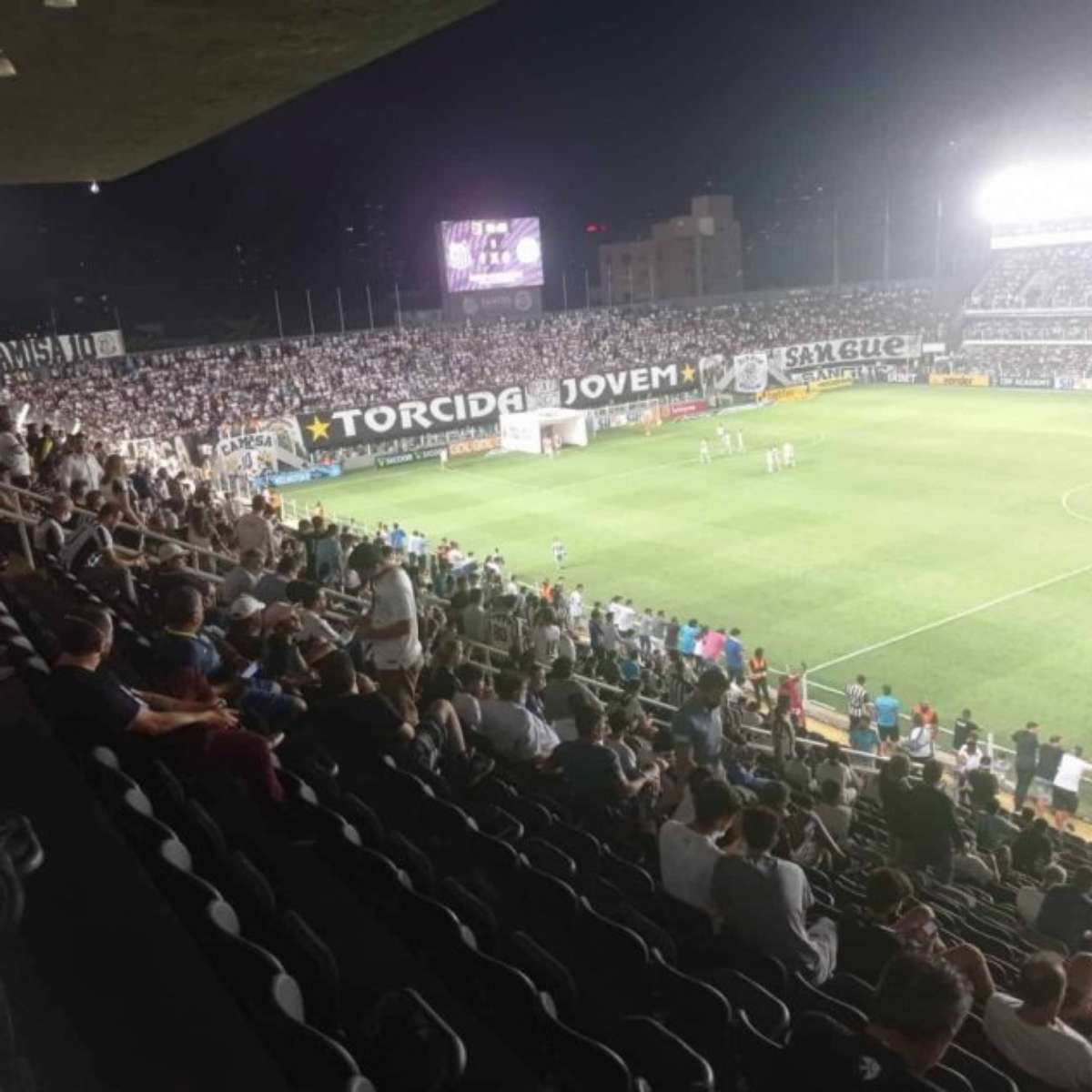 Em jogo com polêmicas, Santos bate Coritiba na Vila Belmiro e