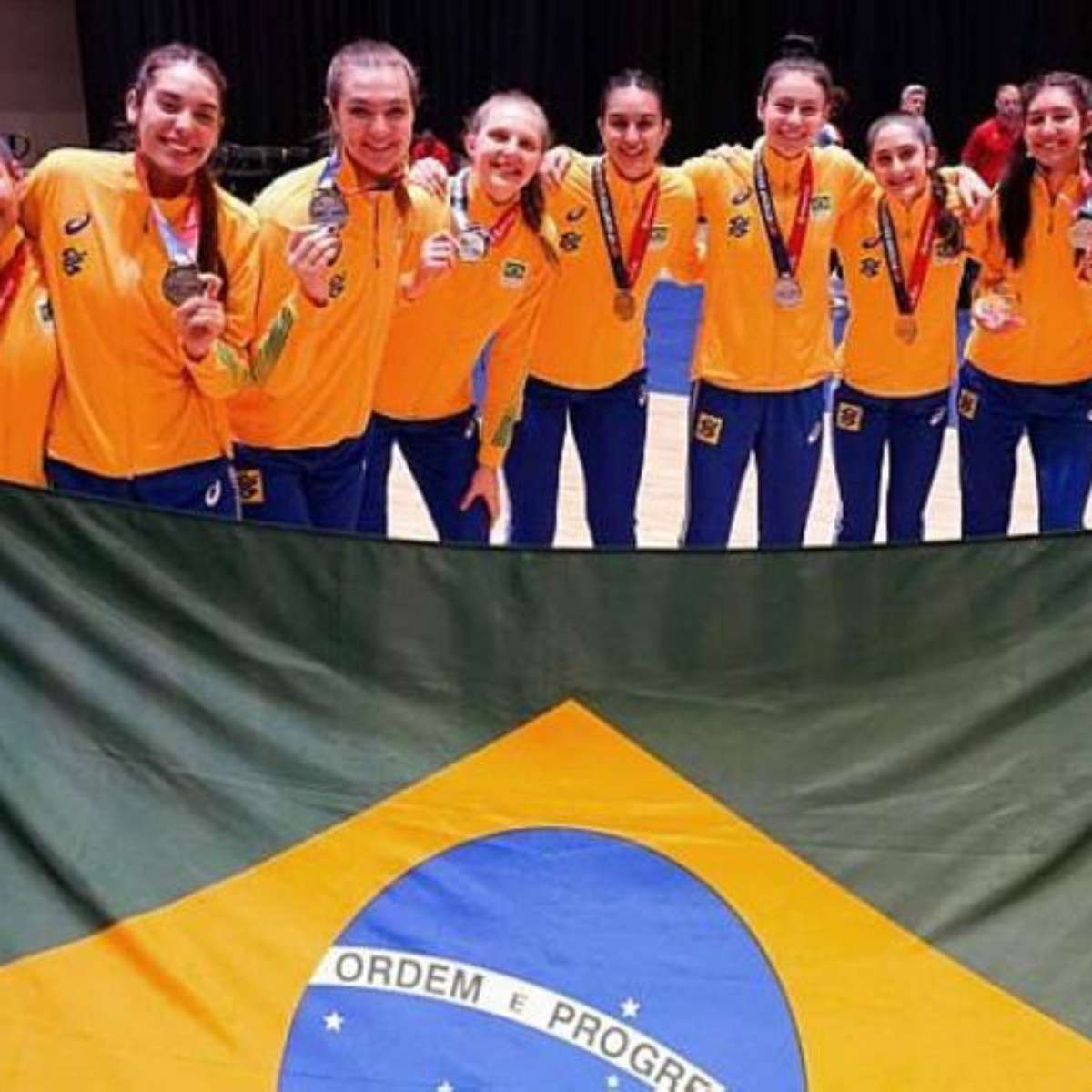 Seleção Brasileira de Vôlei Sub-19 estreia hoje no mundial com cinco  tricolores: uma atleta, o treinador e mais 3 profissionais