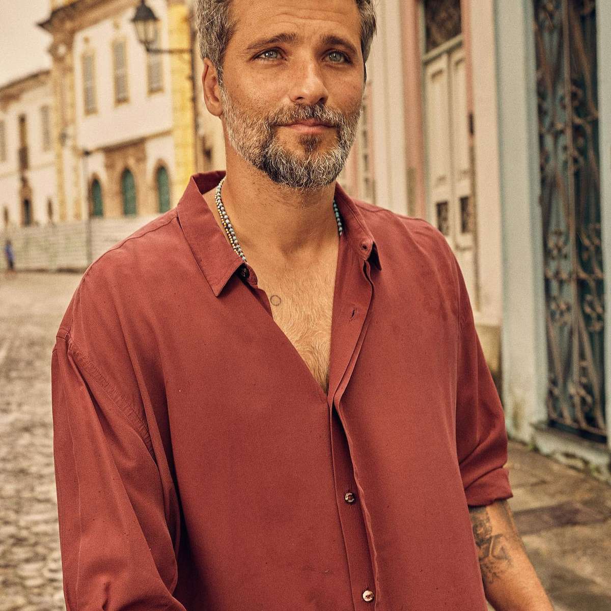 Bruno Gagliasso sobre Santo, nova série espanhola da Netflix: Eu estava  ali de corpo e alma