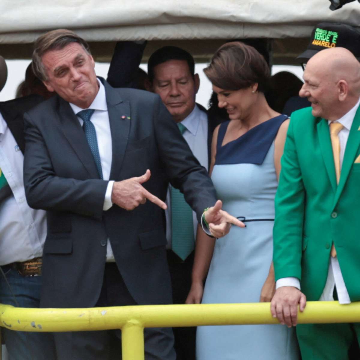 Gritos de Bolsonaro 'imbroch&aacute;vel' repercutem nas redes sociais; confira