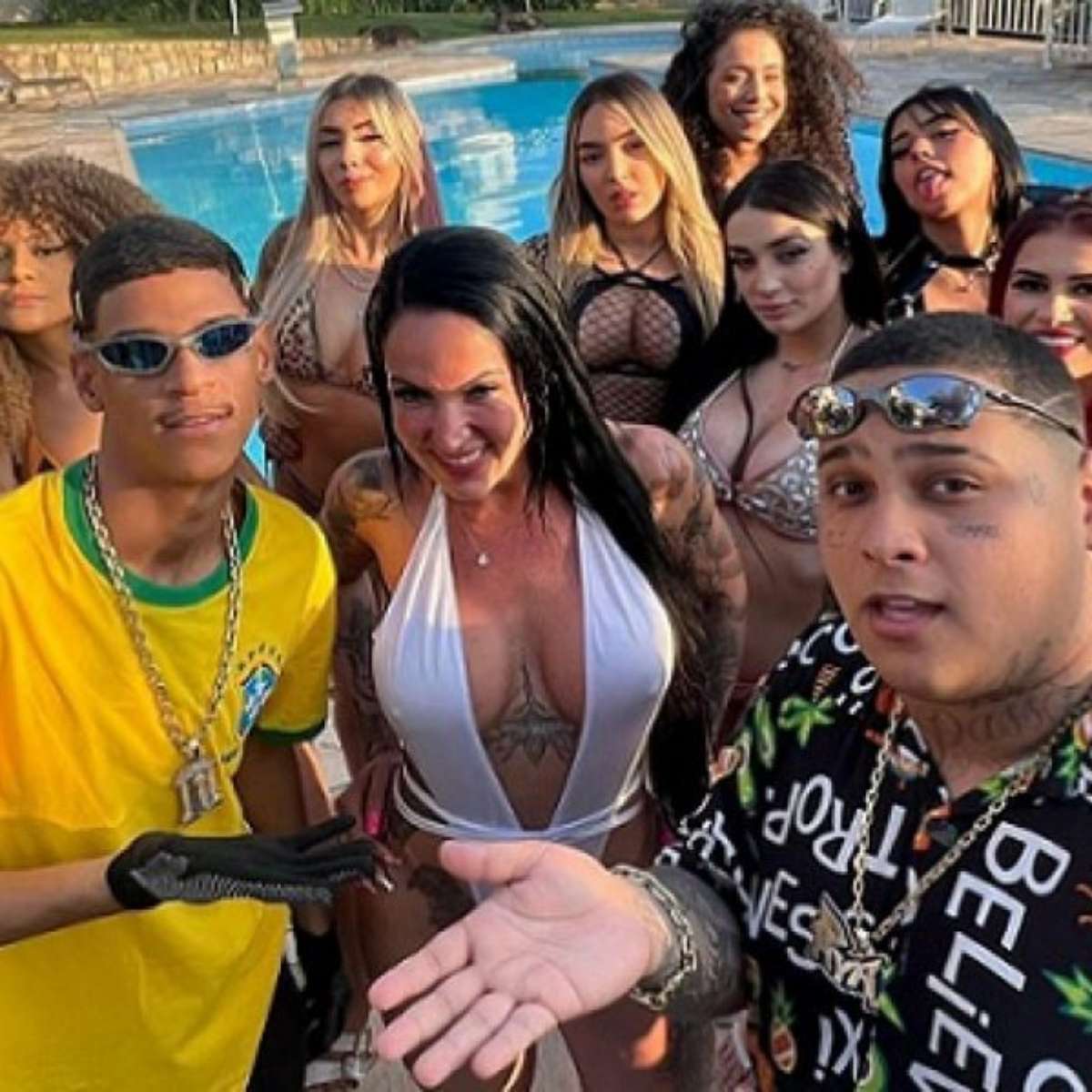 Luva de Pedreiro participa de clipe com MC e atriz pornô Elisa Sanches