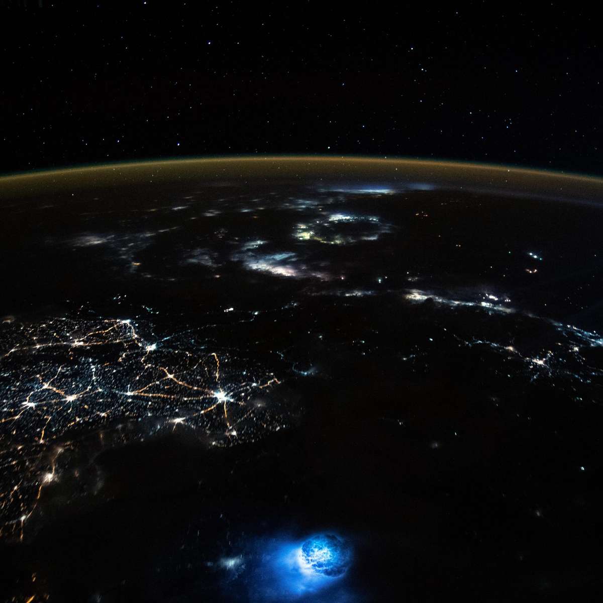 Jatos azuis: fenômeno raro na atmosfera é registrado por estação espacial