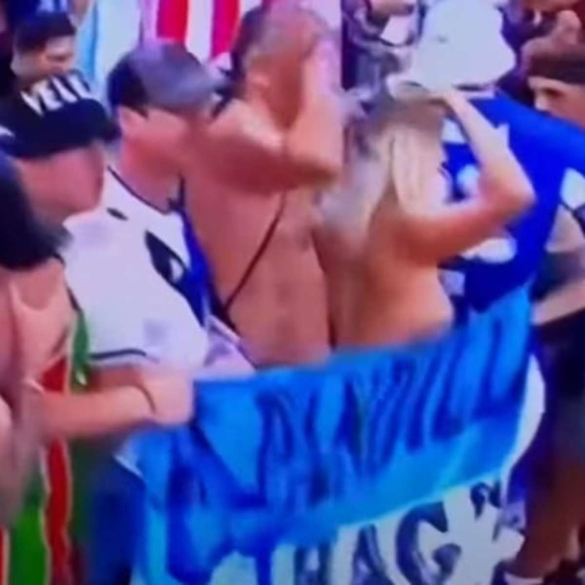 Torcedora argentina tira camisa