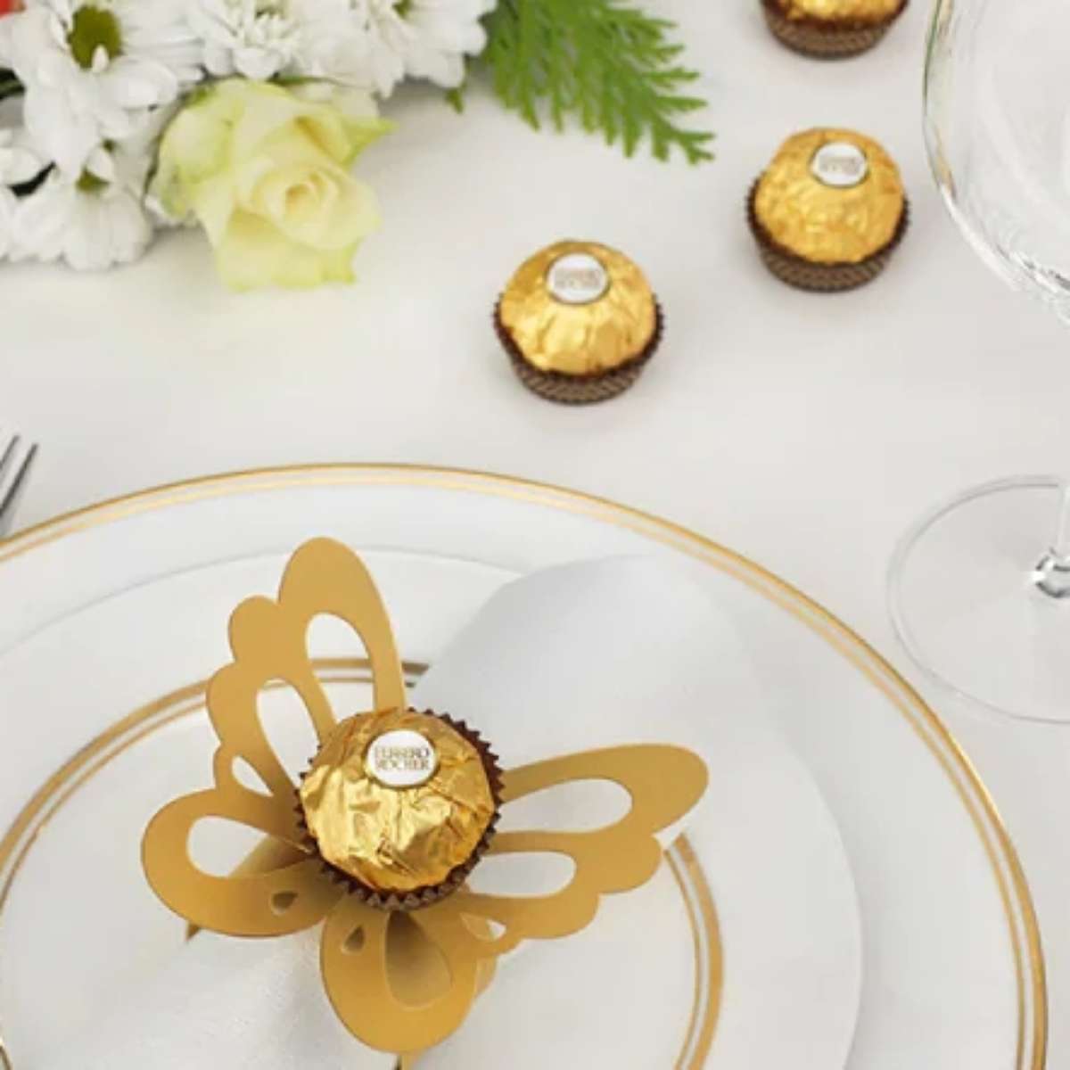 Mesa posta de fim de ano: ideias para decorar com bombons Ferrero Rocher