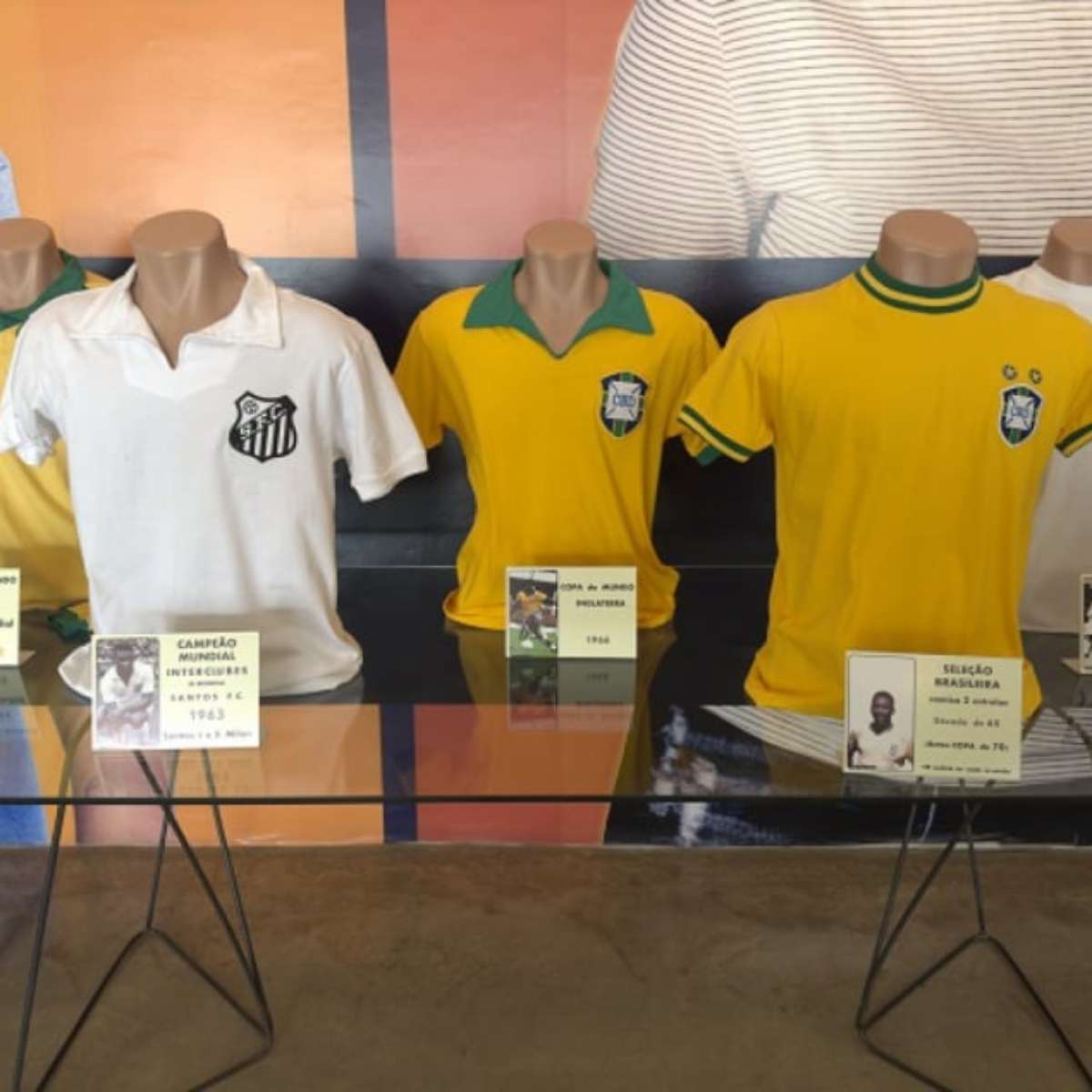 Exposição no interior de São Paulo exibe 25 reproduções de camisas  utilizadas por Pelé