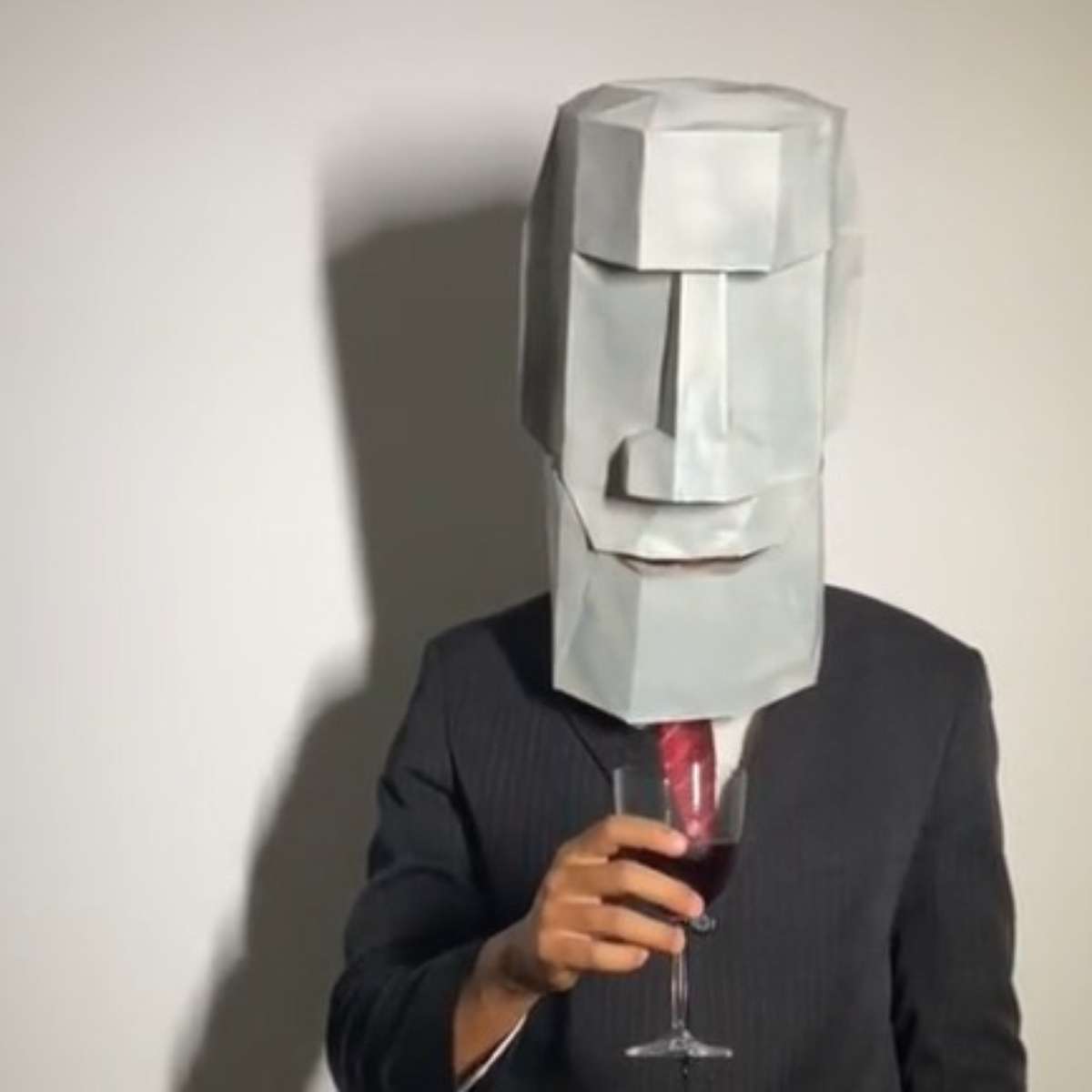 Fino Señores /🗿 Moai Head Emoji and 🍷 Wine Glass Emoji