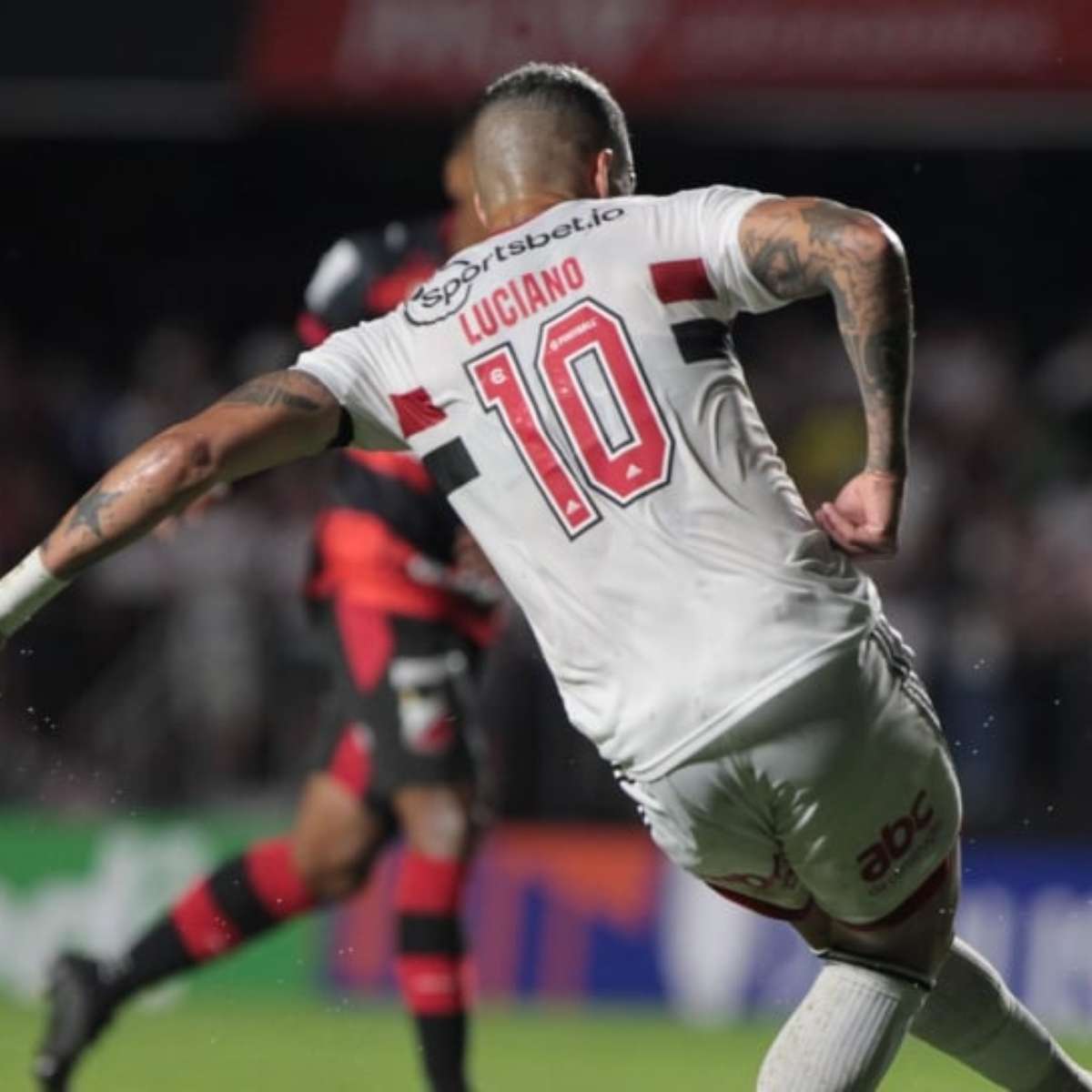 Luciano se iguala a ídolo da camisa 9 do São Paulo como 'maior