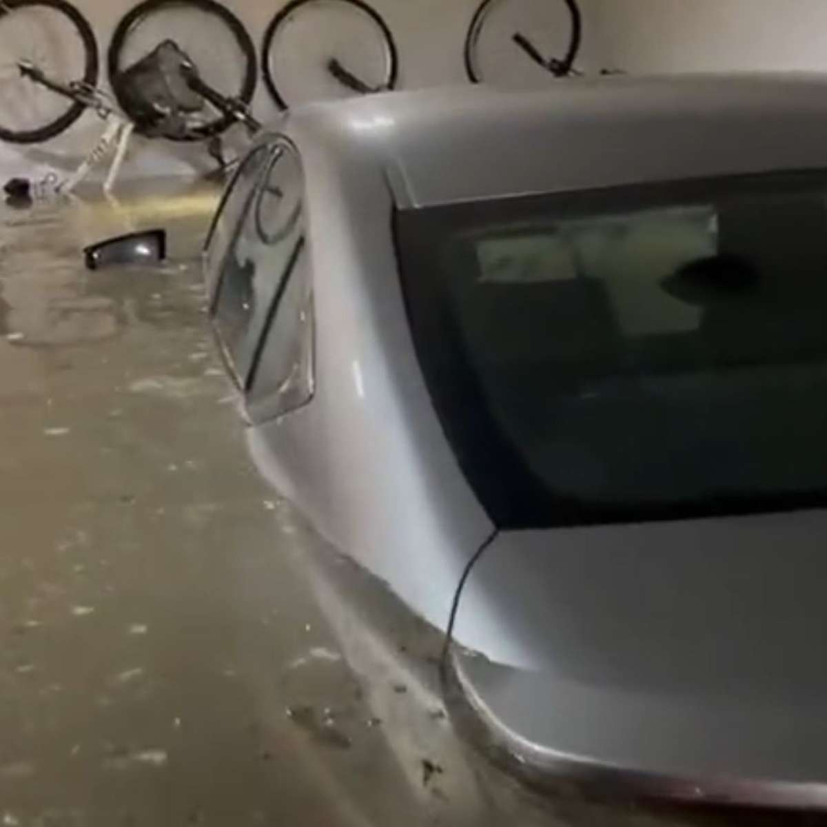 Tempestade causa transtorno e alagamentos no Litoral de S&atilde;o Paulo; veja