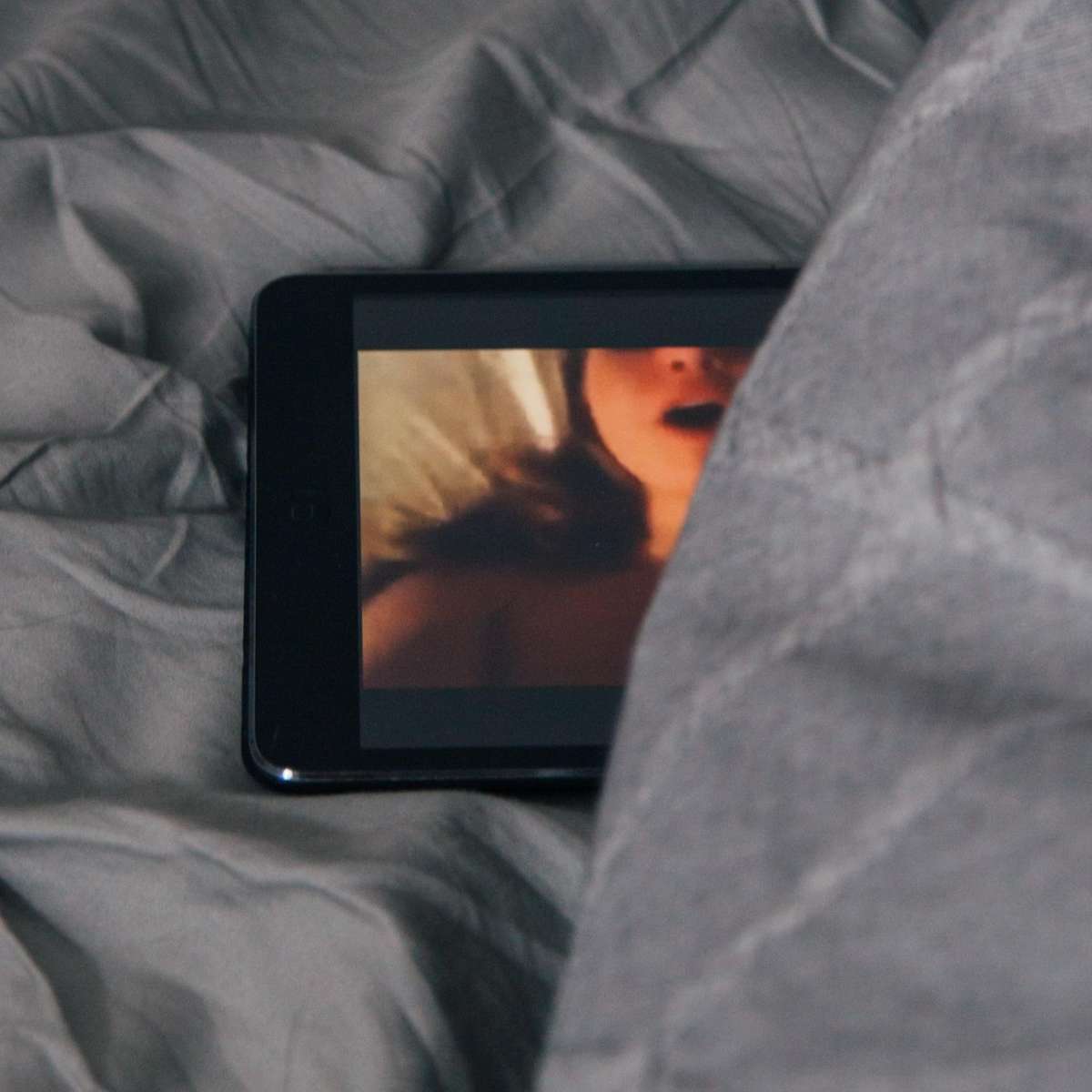 Seu rosto em um vídeo íntimo? Inteligência artificial avança sem leis