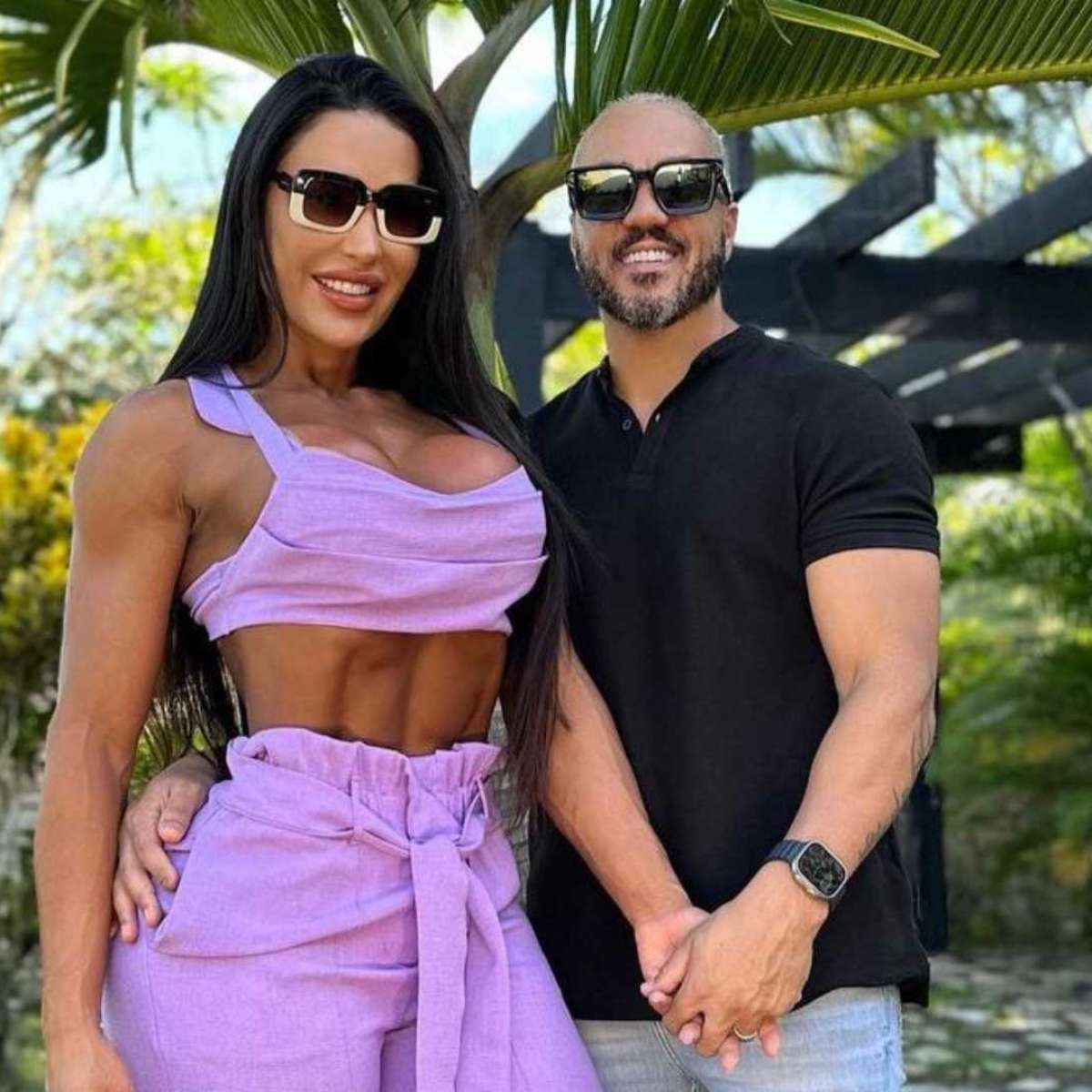 Gracyanne Barbosa entrega presente inusitado para Belo: 'Esperava h&aacute; tr&ecirc;s  anos'