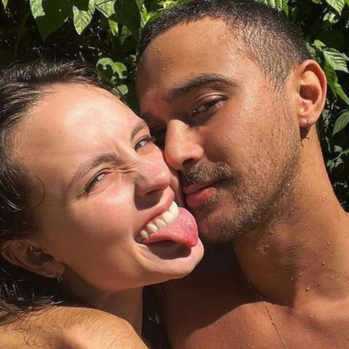 Larissa Manoela faz desafio de casal com noivo e detalhe íntimo rouba a  cena: Armado. Vídeo!