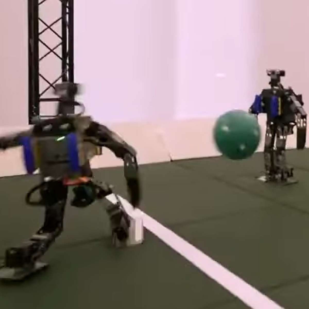 É #FAKE vídeo que mostra robô fazendo jogada genial em partida de