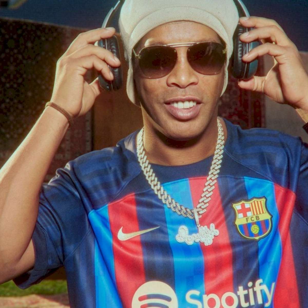 Ronaldinho Gaúcho lança playlist com o Barça Legends exclusiva no Spotify