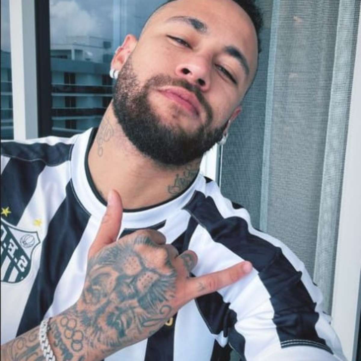 Neymar acompanha empate do Santos na Vila Belmiro