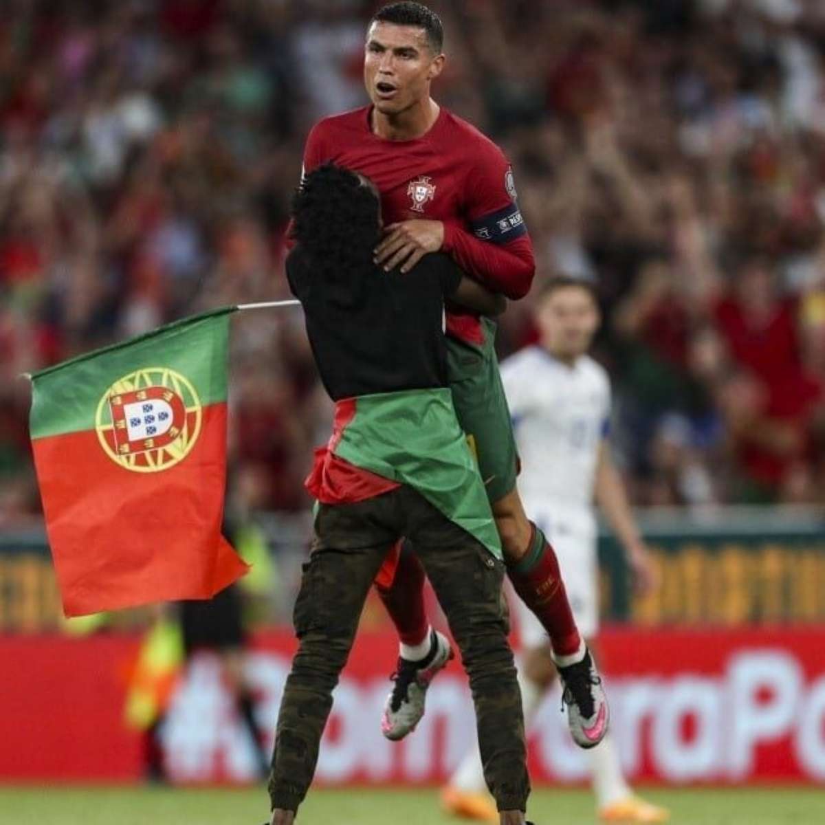 VÍDEO: adversário deixa Cristiano Ronaldo de mão estendida no relvado - CNN  Portugal