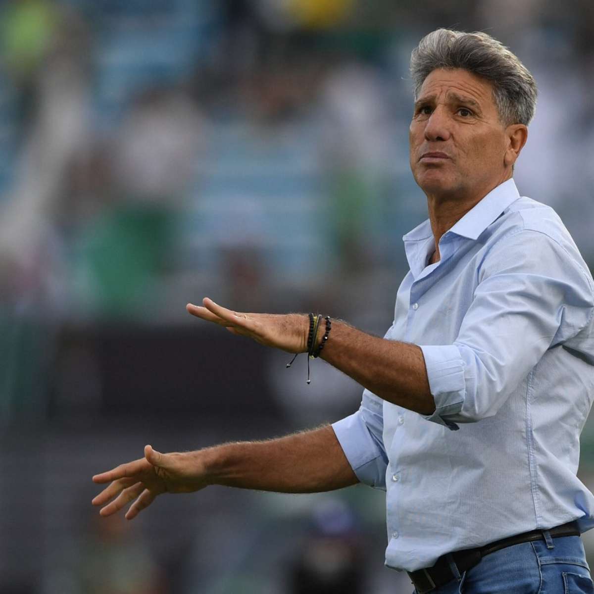 Árbitro de América x Grêmio é mais jovem que 76% do elenco do Coelho