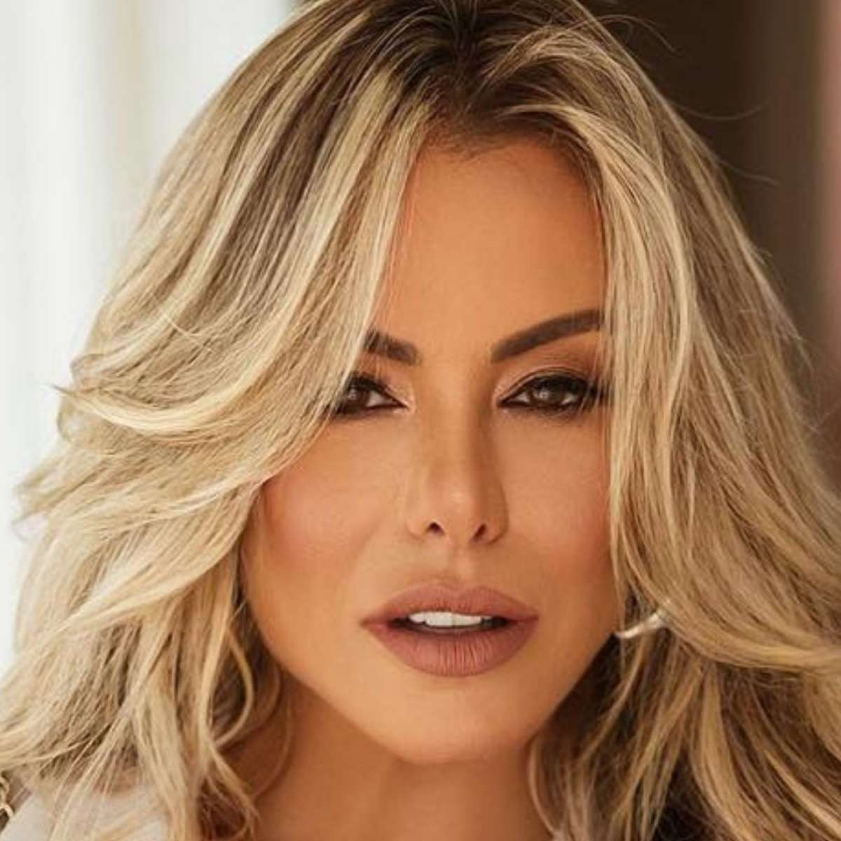 Poliana Rocha aposta em look discreto em ensaio de fotos chiquérrimo