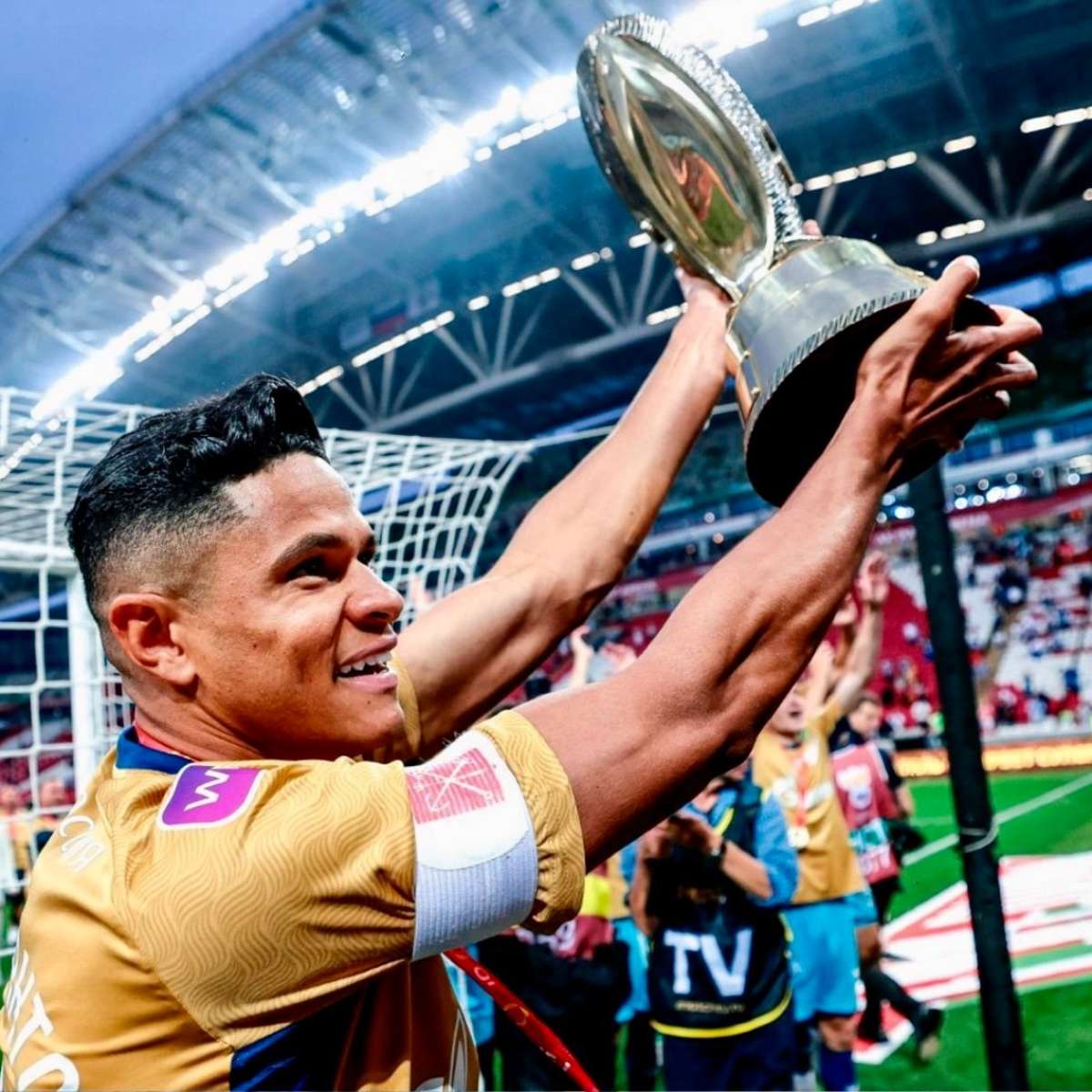 Douglas Santos levanta taça e comemora feito do Zenit como maior campeão da  Rússia