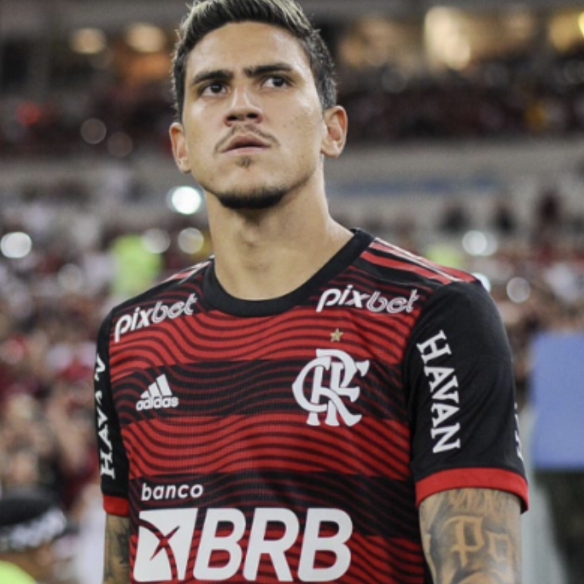 Sampaoli presenteou um vendedor ambulante com a camisa do Flamengo