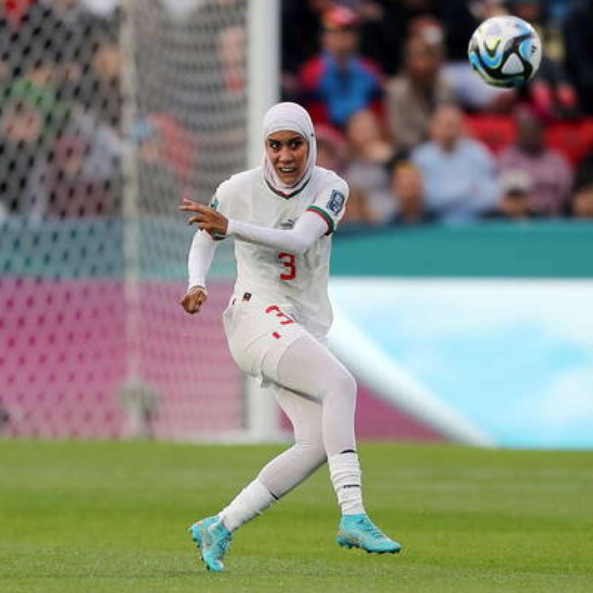 Jogadora rouba bola da mão da goleira, e juíza valida gol absurdo em  clássico feminino na Turquia, Esportes