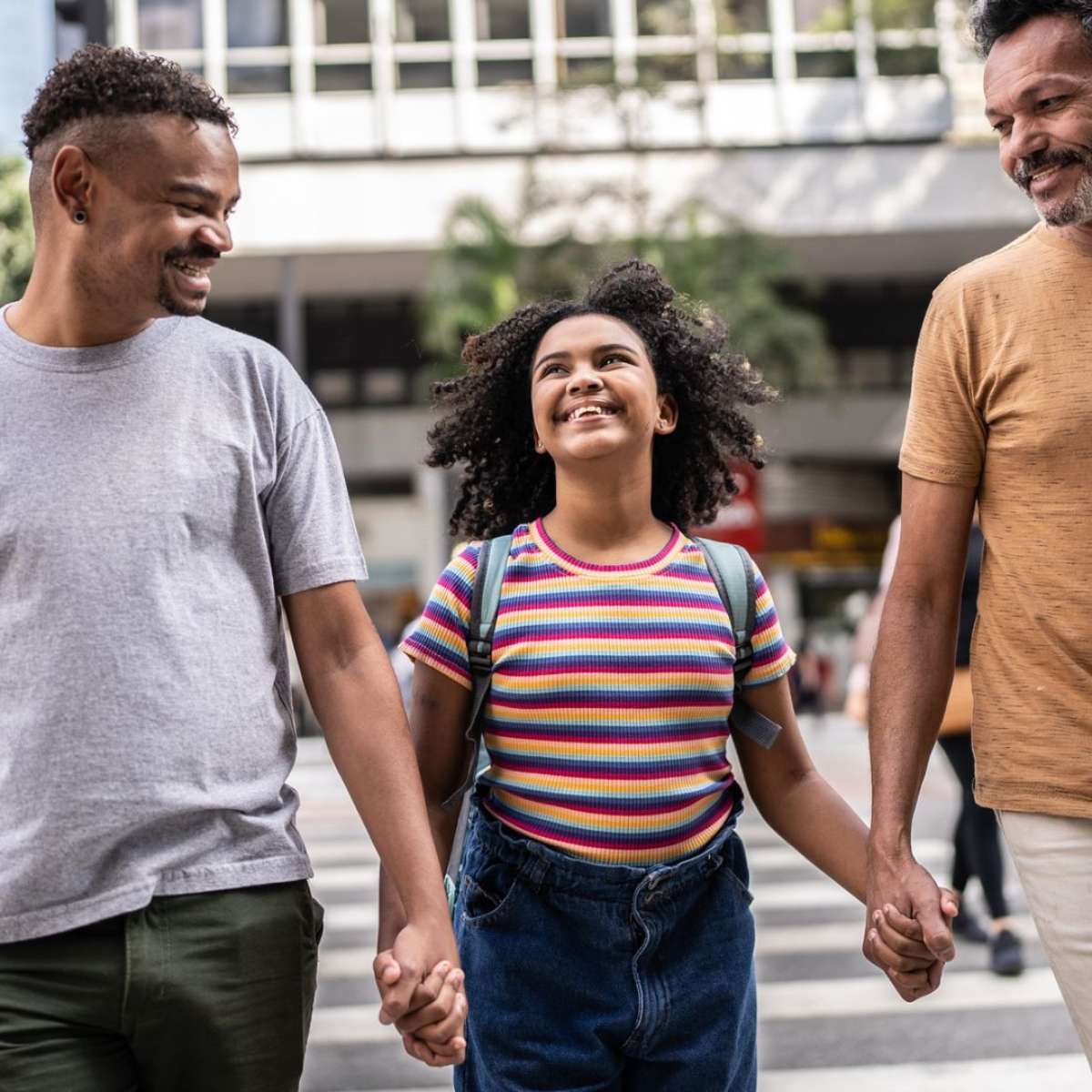 Adoção homoafetiva é permitida no Brasil? Entenda