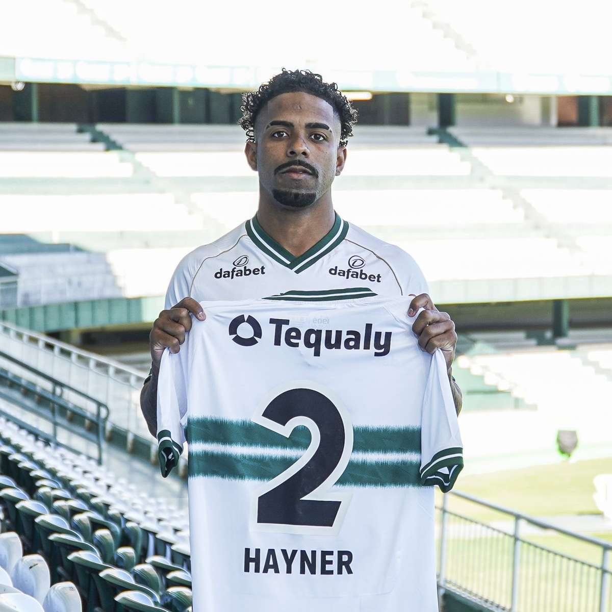 Coritiba anuncia a contratação do lateral Hayner
