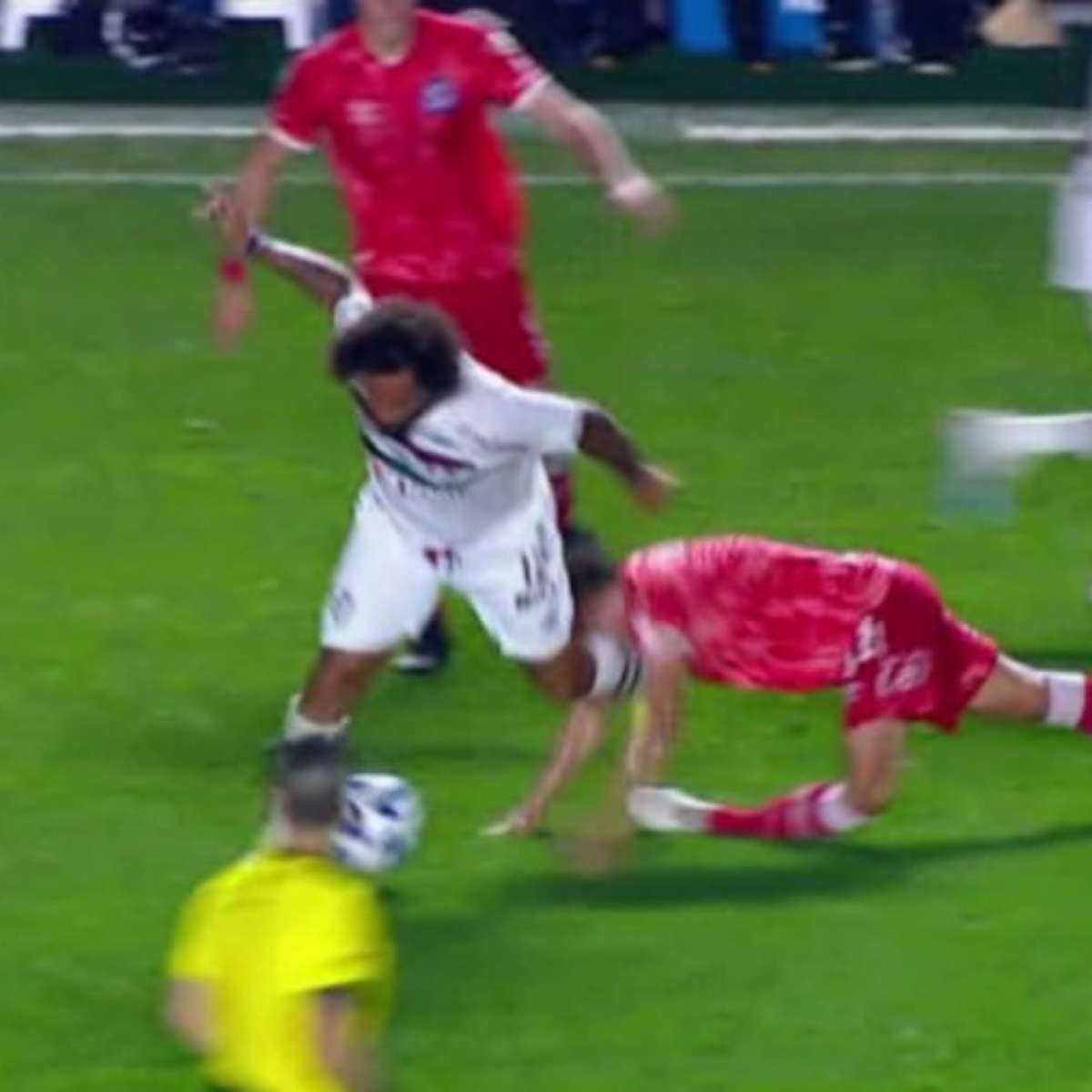Veja a imagem: Marcelo, do Fluminense, sem querer, quebra a perna de rival