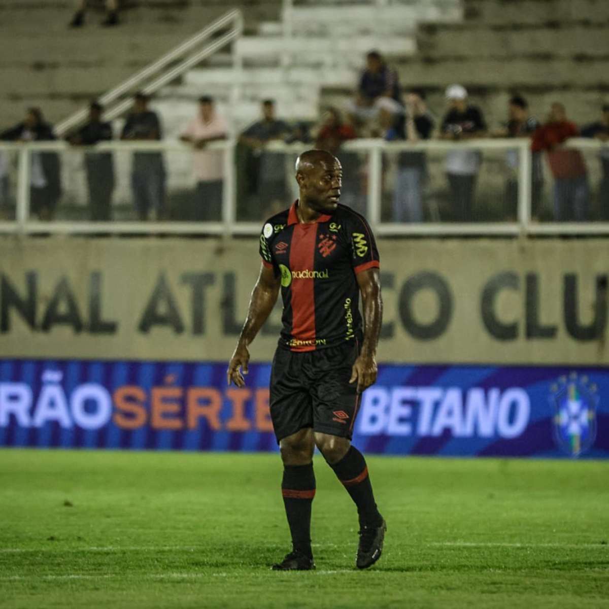 Em jogo da taça, Vitória faz a festa da torcida e complica Sport na Série B