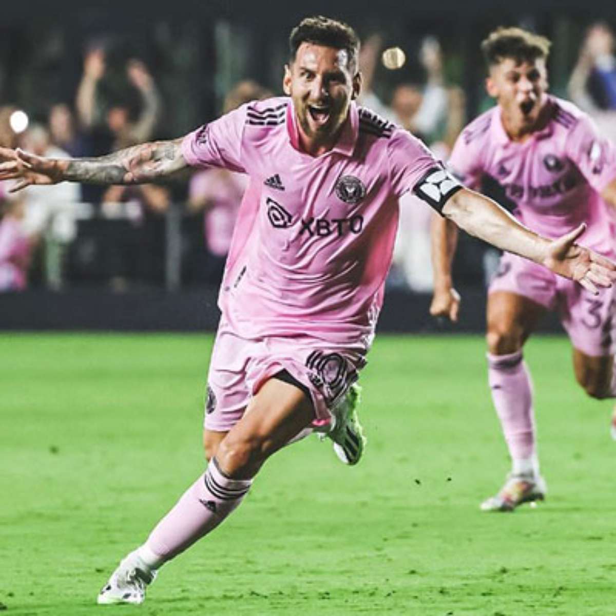Chuteira rosa discount do messi