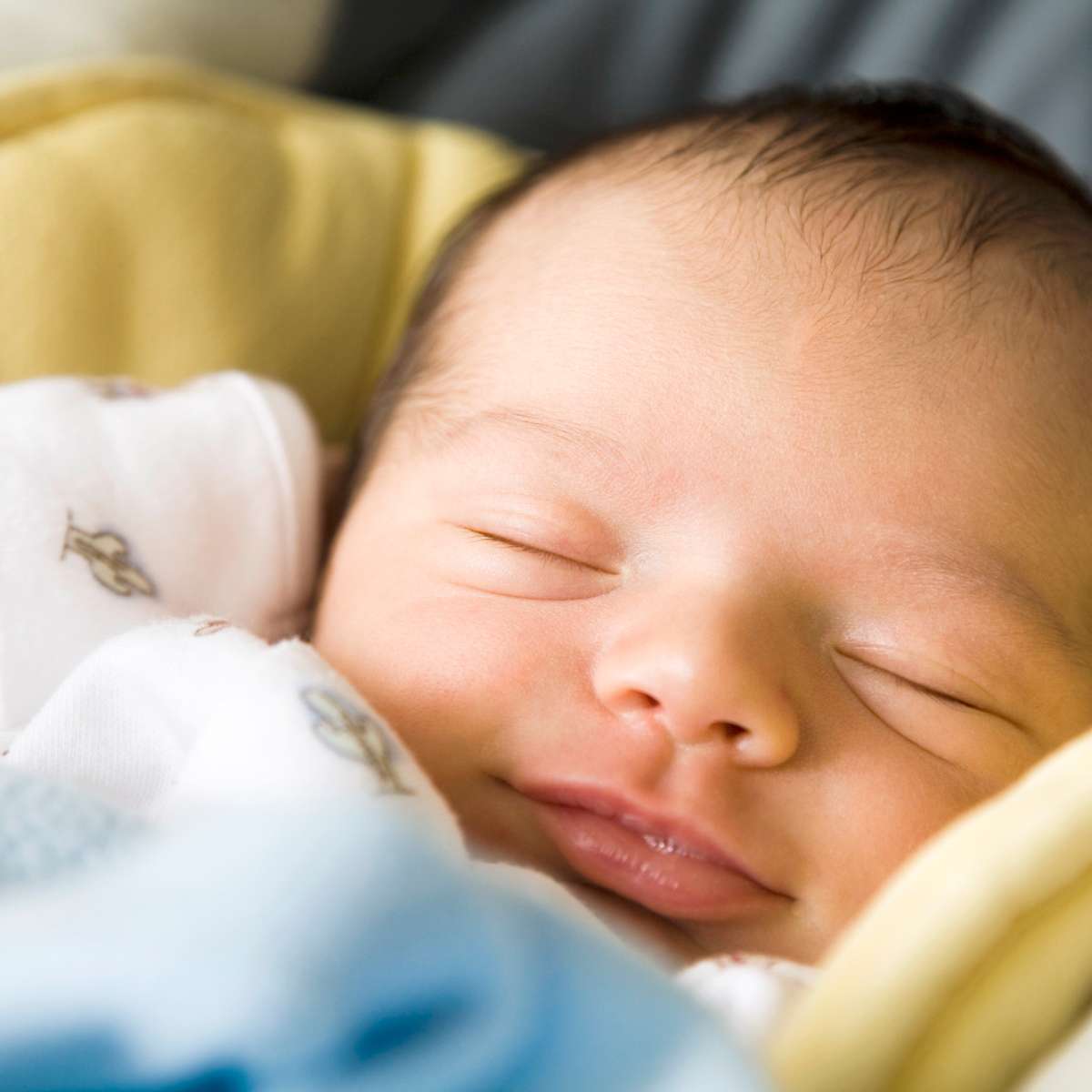 Por que bebês recém-nascidos sorriem enquanto dormem?