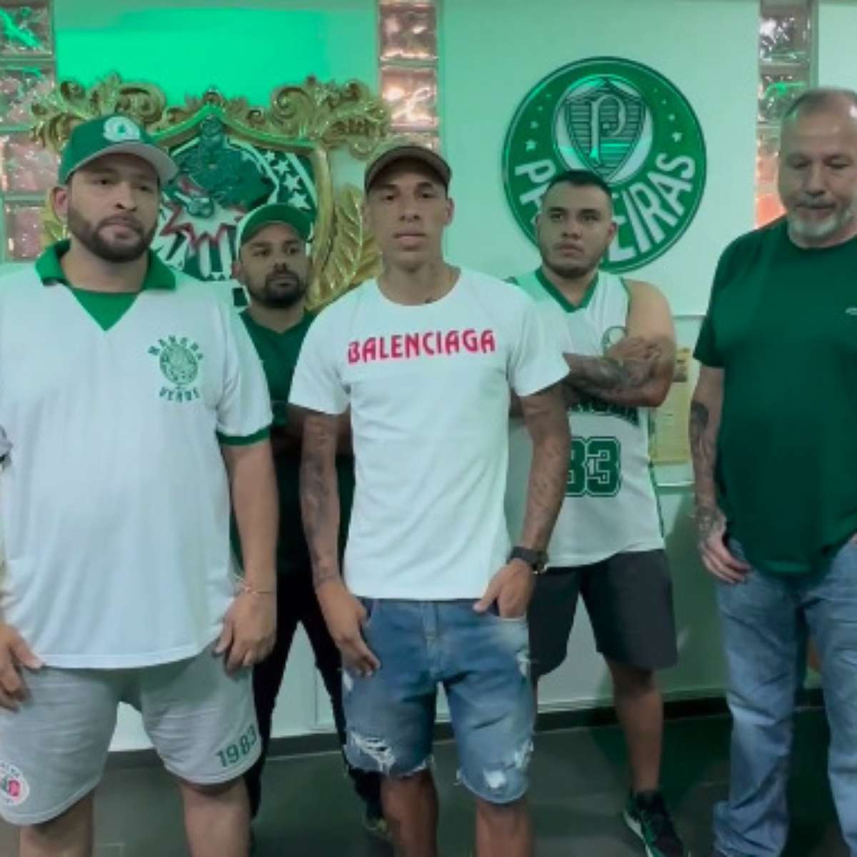 Breno Lopes reúne-se com claque do Palmeiras e pede após gesto
