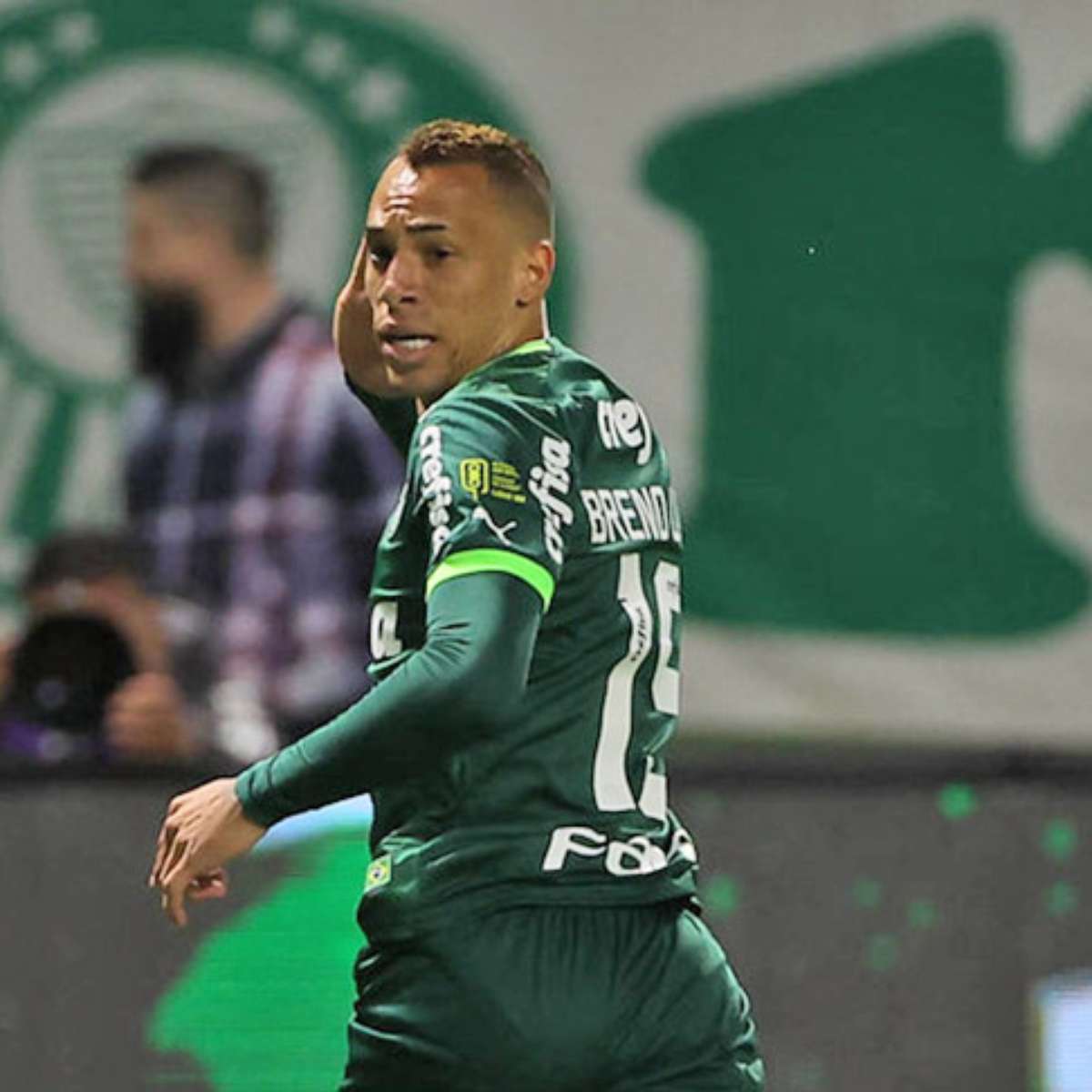 Breno Lopes reúne-se com claque do Palmeiras e pede após gesto