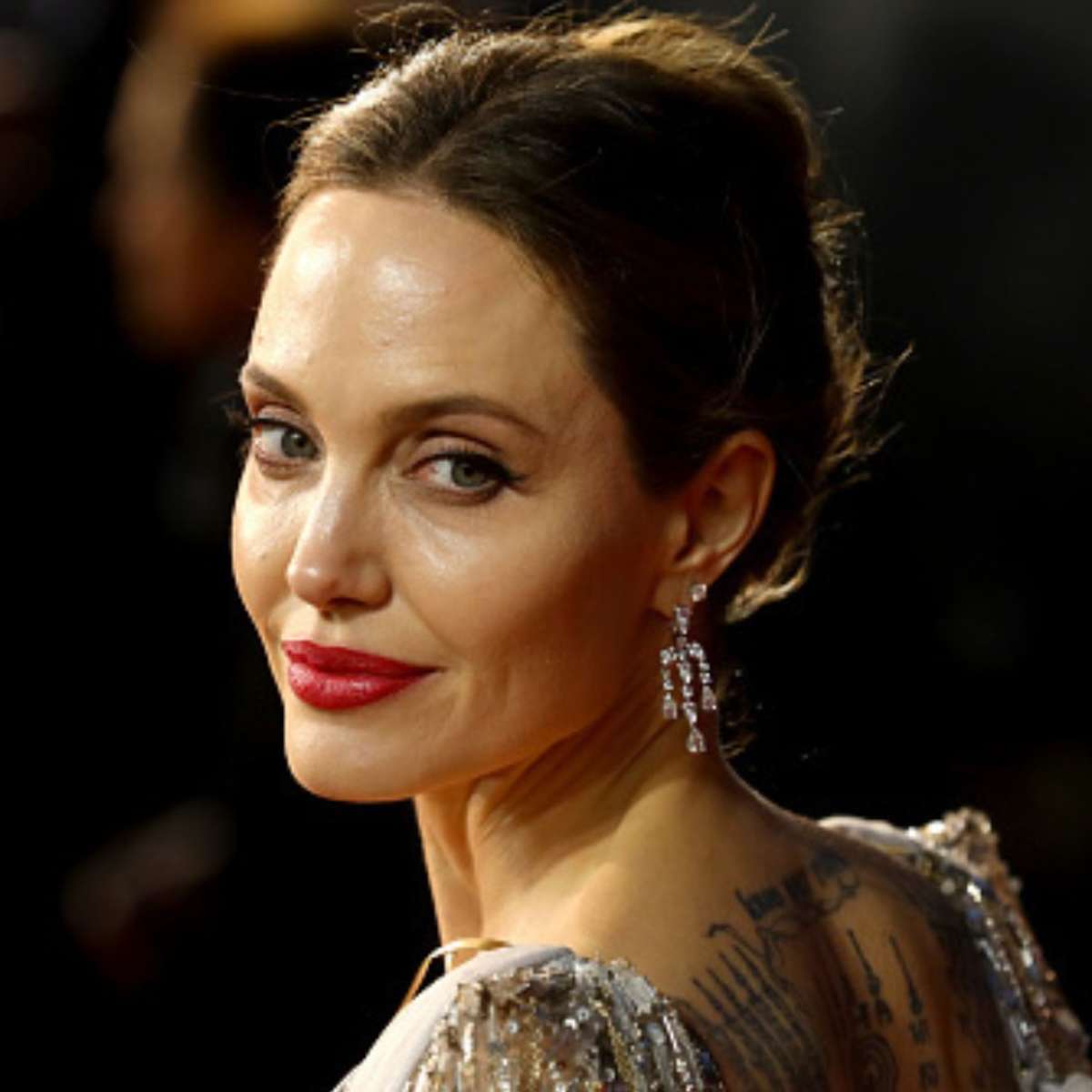 Filho de Angelina Jolie e Brad Pitt desabafa e chama o pai de c