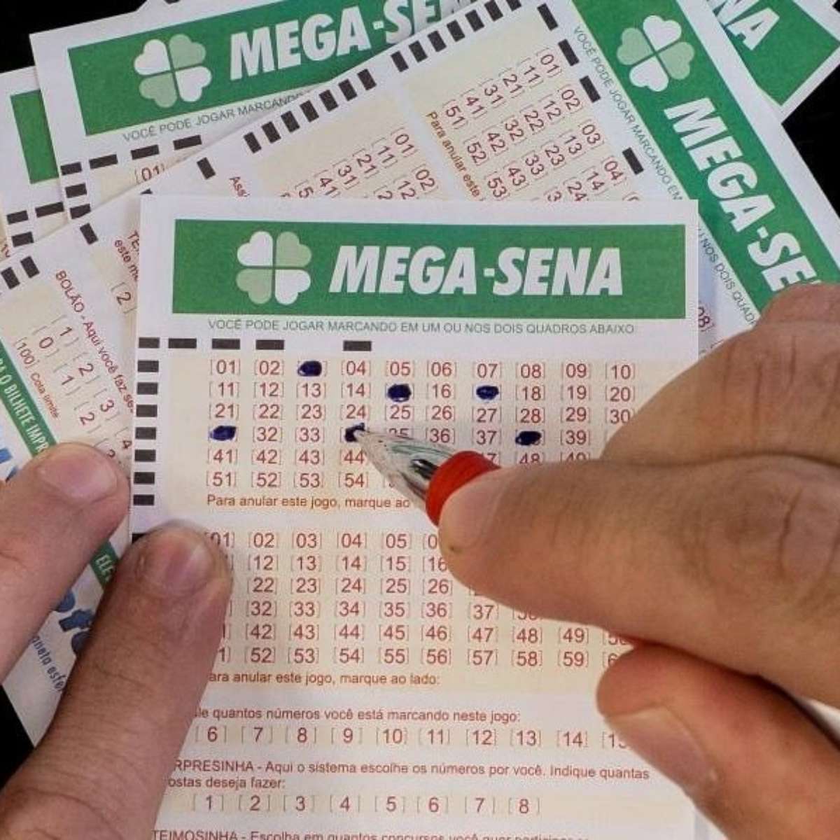 SÃO PAULO, SP - 24.10.2018: MEGA SENA ACUMULOU E PAGARÁ 20 MILHÕES - There  was no match for the 2090 mega-sena contest that was drawn yesterday (23).  The six dozen drawn were