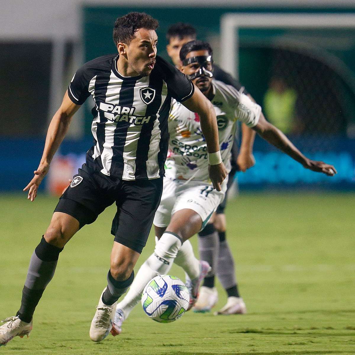 Botafogo aparece em placa de publicidade durante jogo da Premier