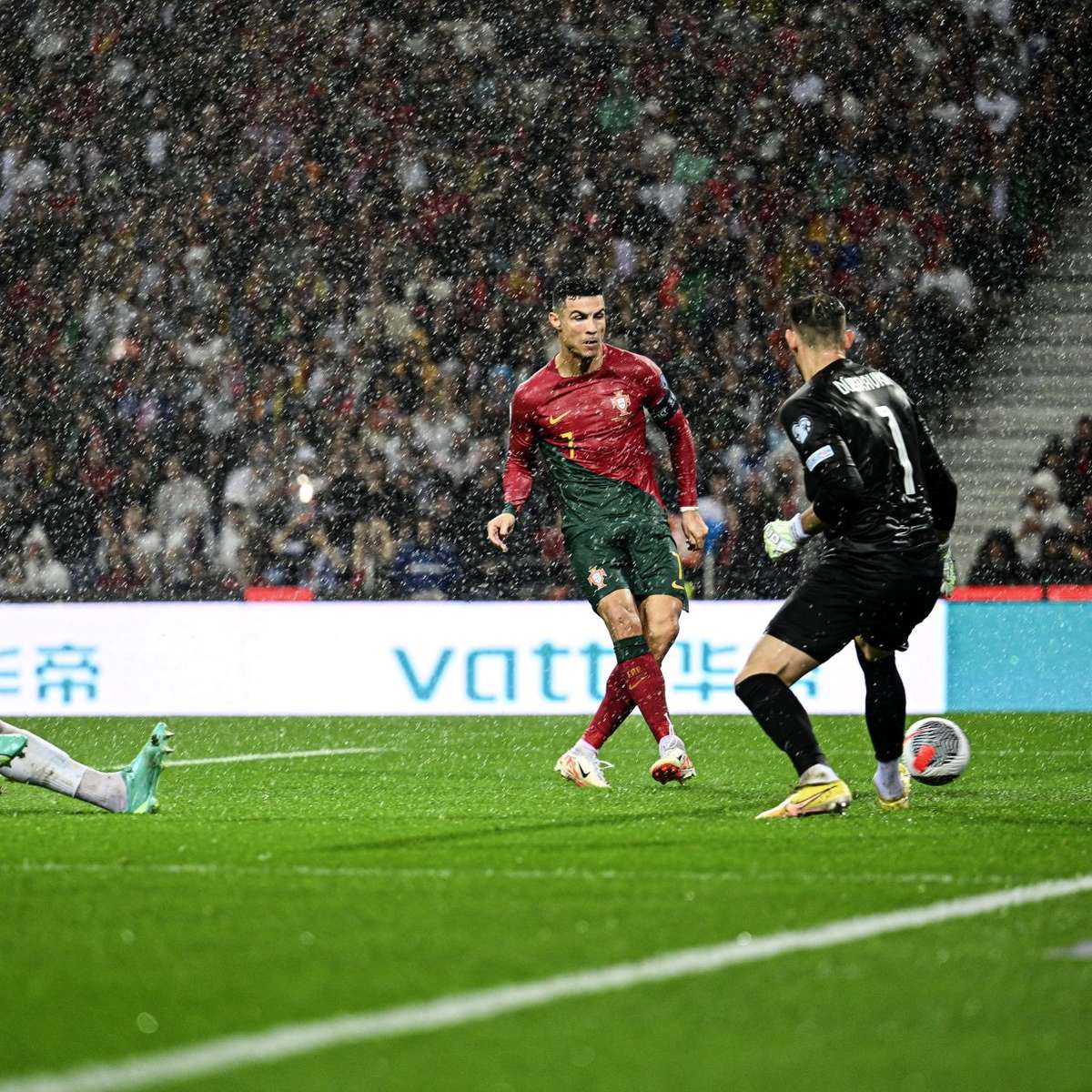 Portugal bate Eslováquia e lidera chave na Eliminatória da Eurocopa