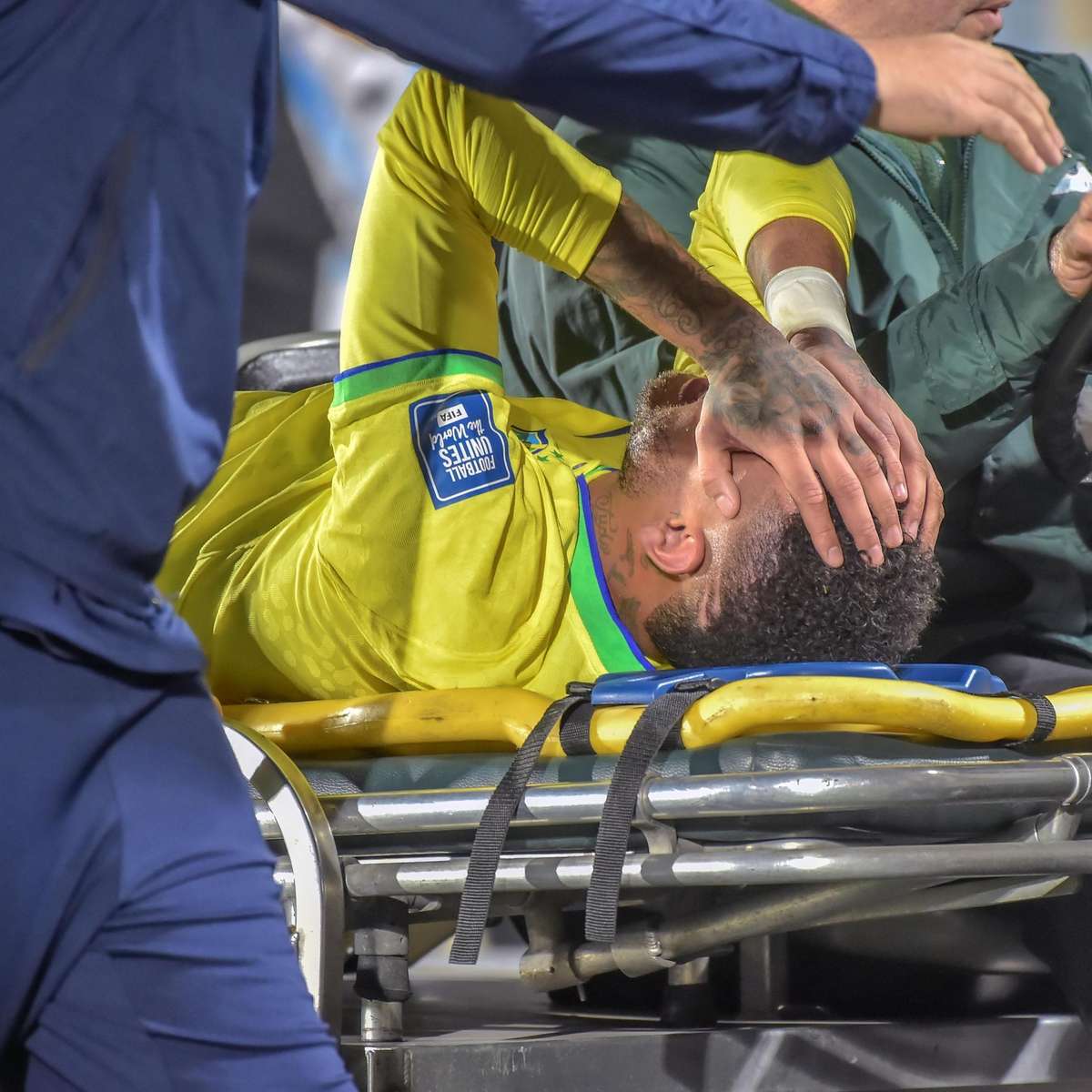 Em jogo apático, Brasil perde para o Uruguai; Neymar sai machucado