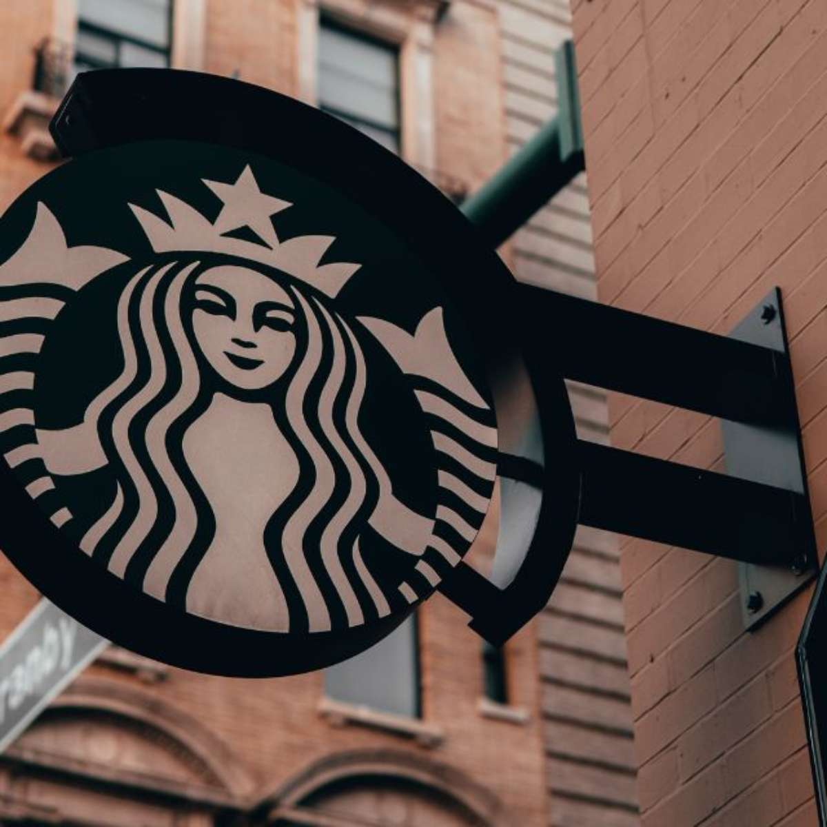 Starbucks fecha lojas no país em meio à crise da SouthRock Capital, Empresas