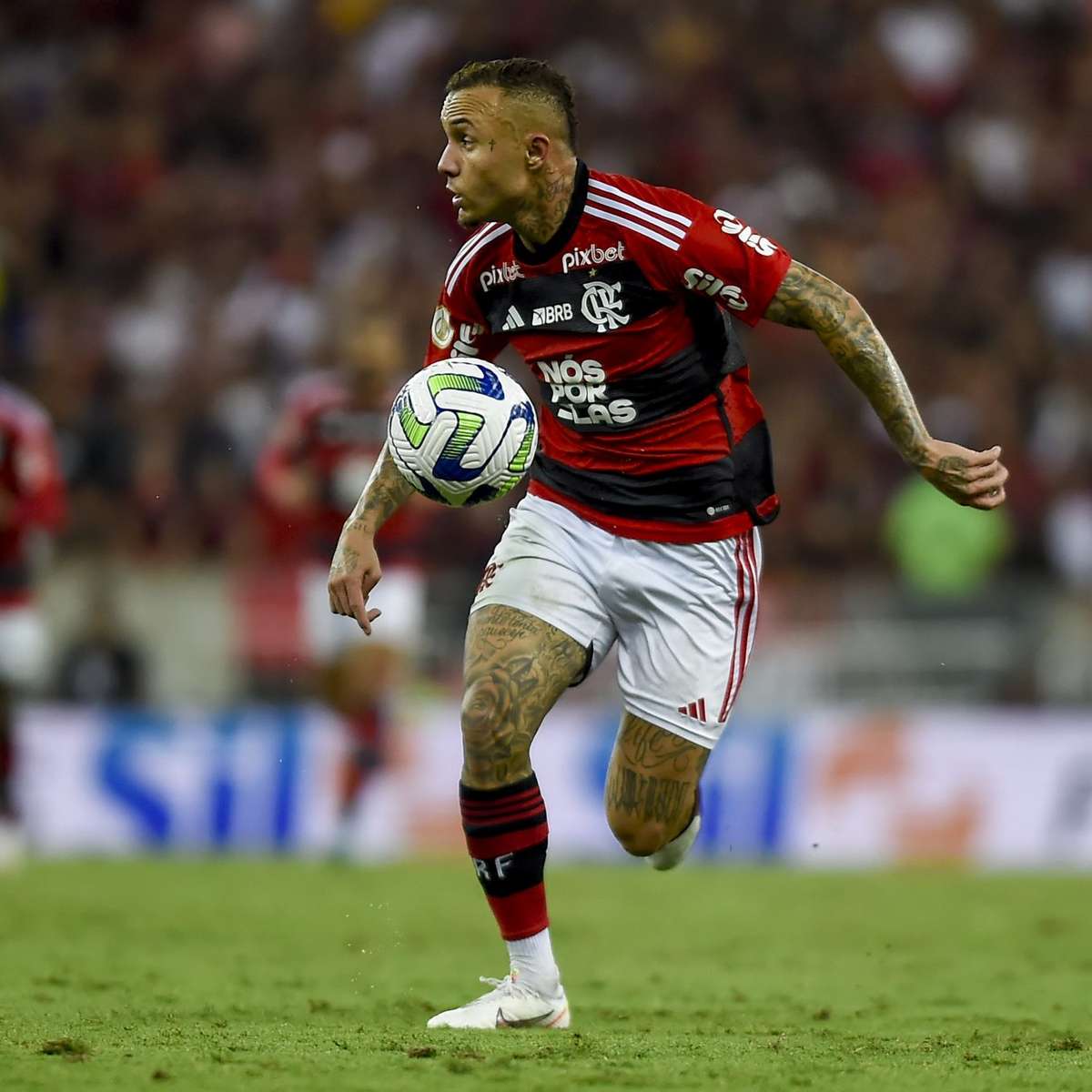 Flamengo marca no fim, frustra Palmeiras e leva a melhor em briga