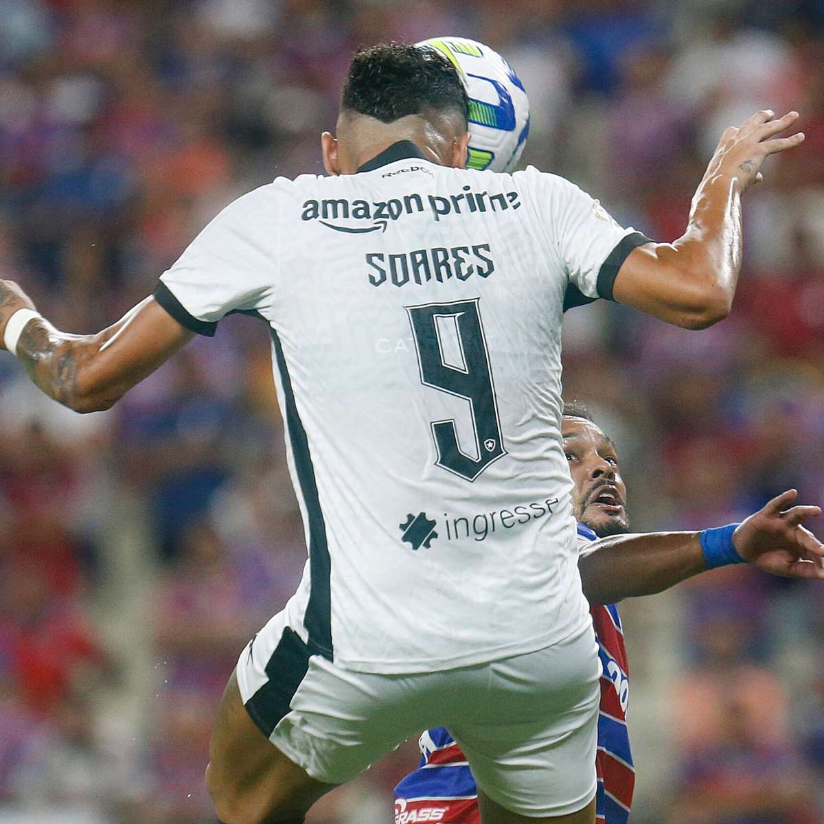 Com um a menos e números melhores; Palmeiras arranca empate e segue líder