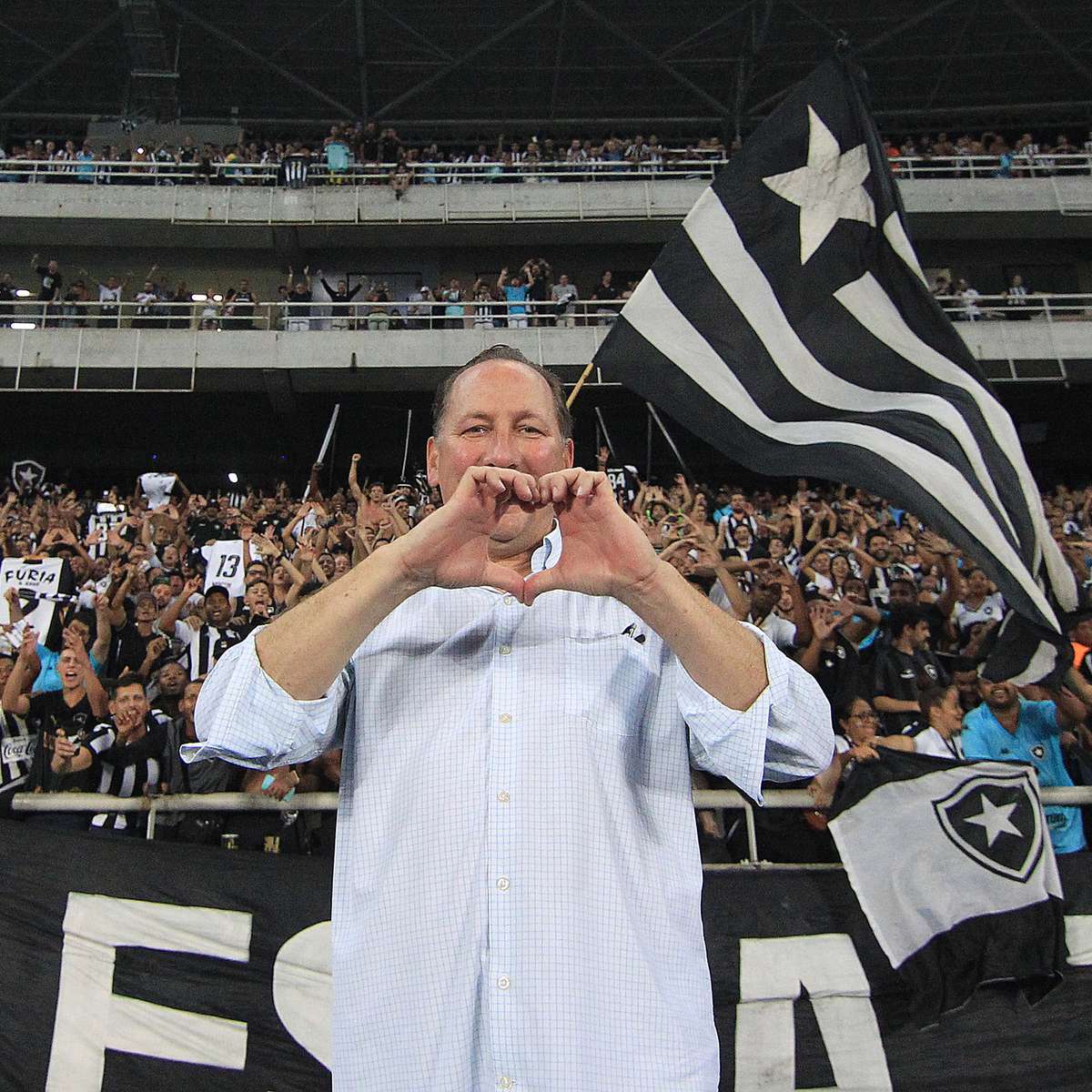 John Textor nega que tenha se arrependido de algum reforço do Botafogo e  culpa tradução: 'mantenho todos os jogadores contratados' - Esporte News  Mundo