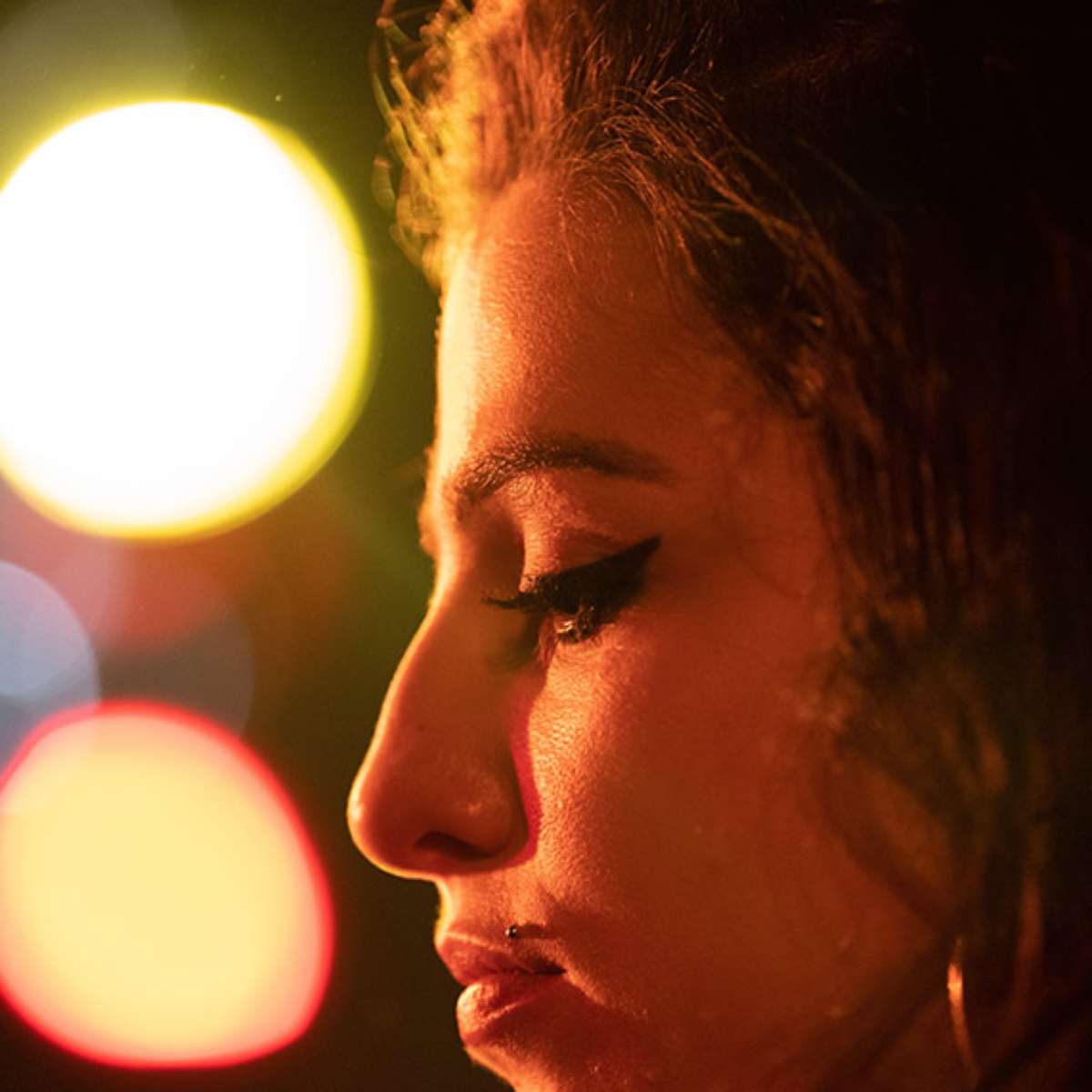 A atriz que impressiona na pele de Amy Winehouse em filme sobre cantora