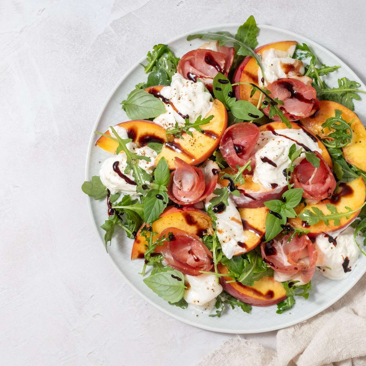 Salada de folhas com pêssego: receita refrescante para o Natal