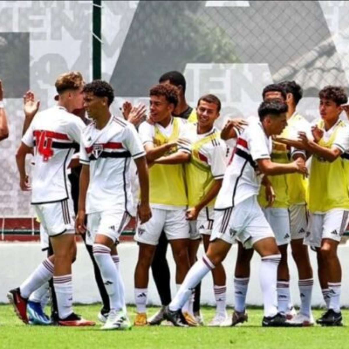 A BASE VEM FORTE! São Paulo garante vaga na semifinal da Adidas Cup sub-16