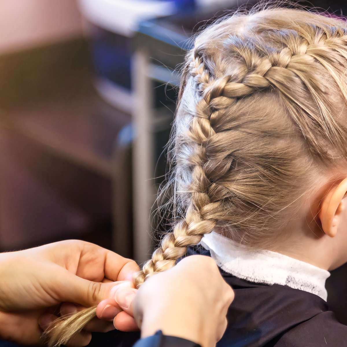 10 inspirações de penteados para crianças com cabelos cacheados