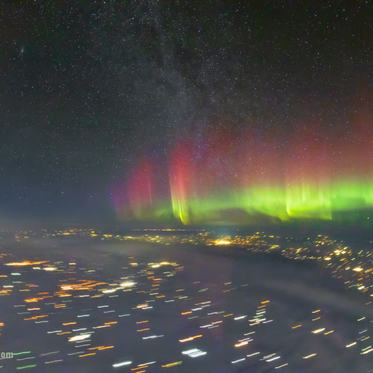 Destaque da NASA: aurora boreal vista de avião é a foto